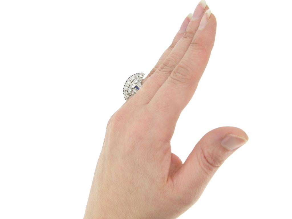 Anello con zaffiro e diamanti Art Deco Egyptian Revival, 1935 circa. in vendita 1