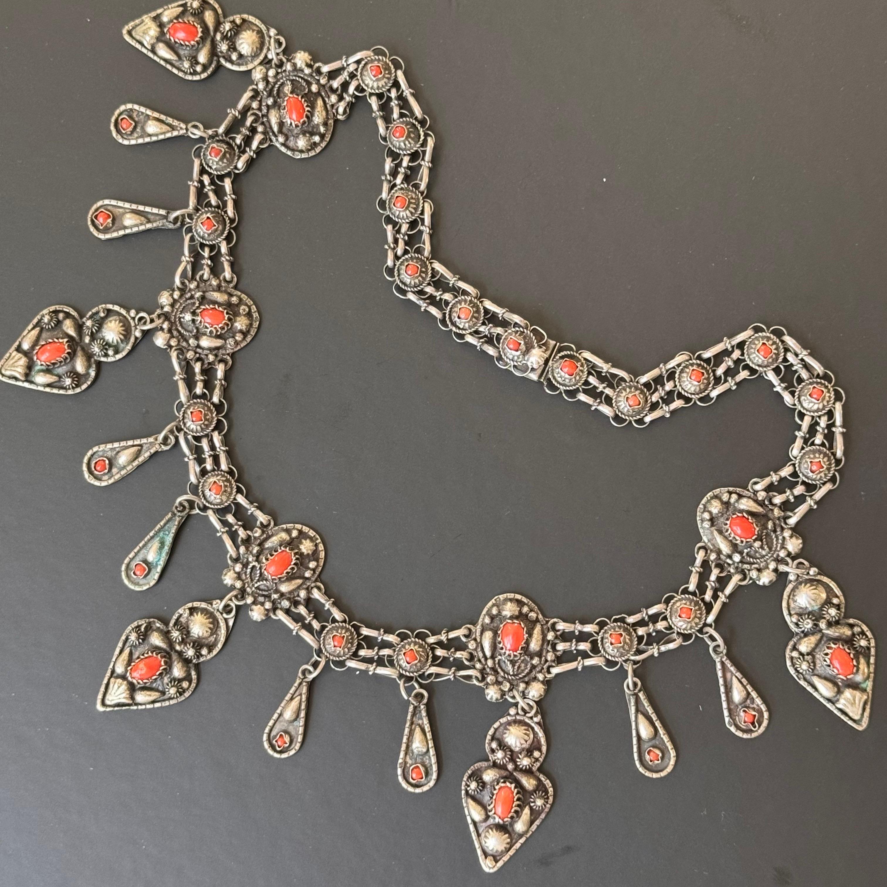 Art Deco Ägyptische Revival Silber Koralle Bib Halskette im Angebot 4
