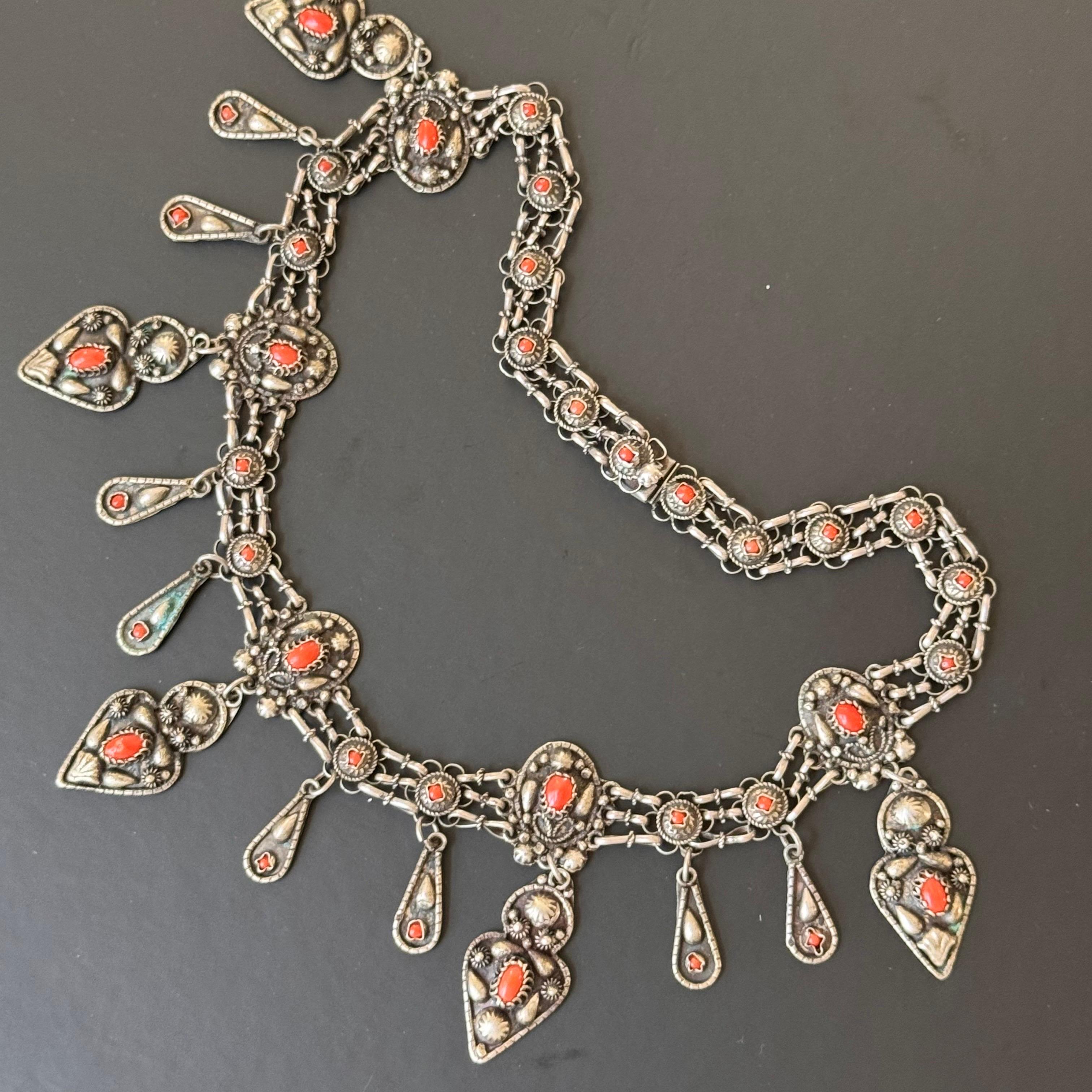 Art Deco Ägyptische Revival Silber Koralle Bib Halskette (Art déco) im Angebot