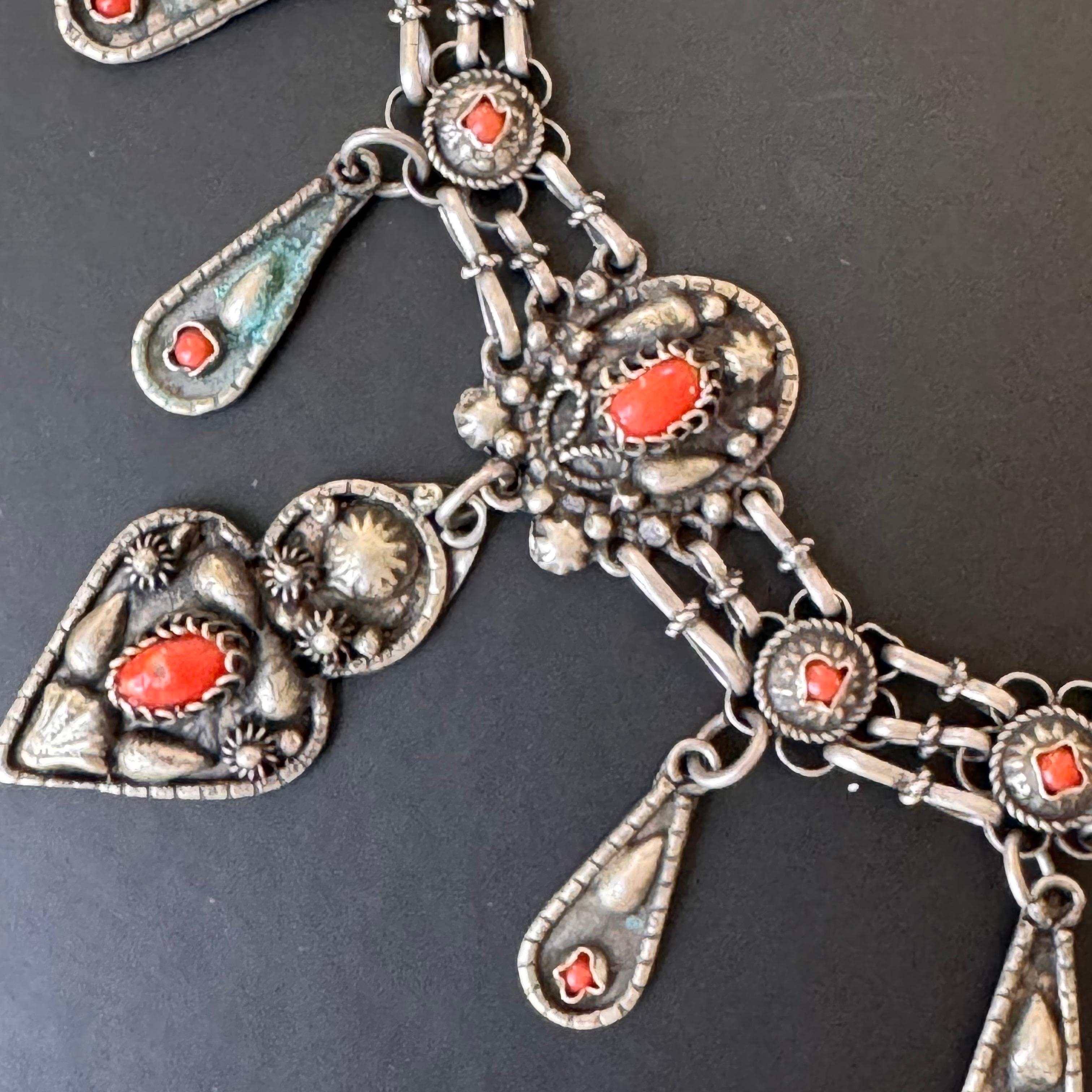 Art Deco Ägyptische Revival Silber Koralle Bib Halskette (Cabochon) im Angebot
