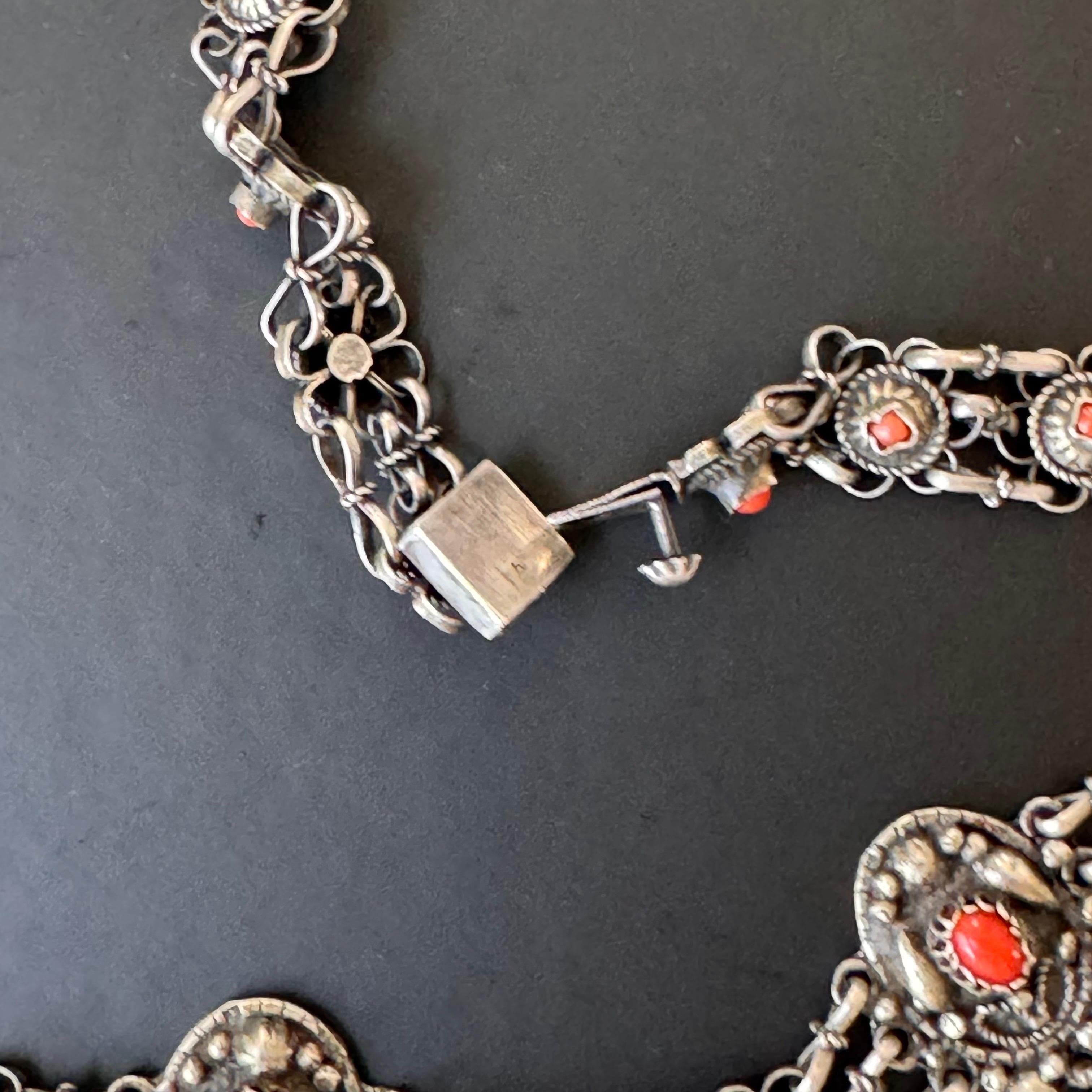 Art Deco Ägyptische Revival Silber Koralle Bib Halskette im Angebot 1