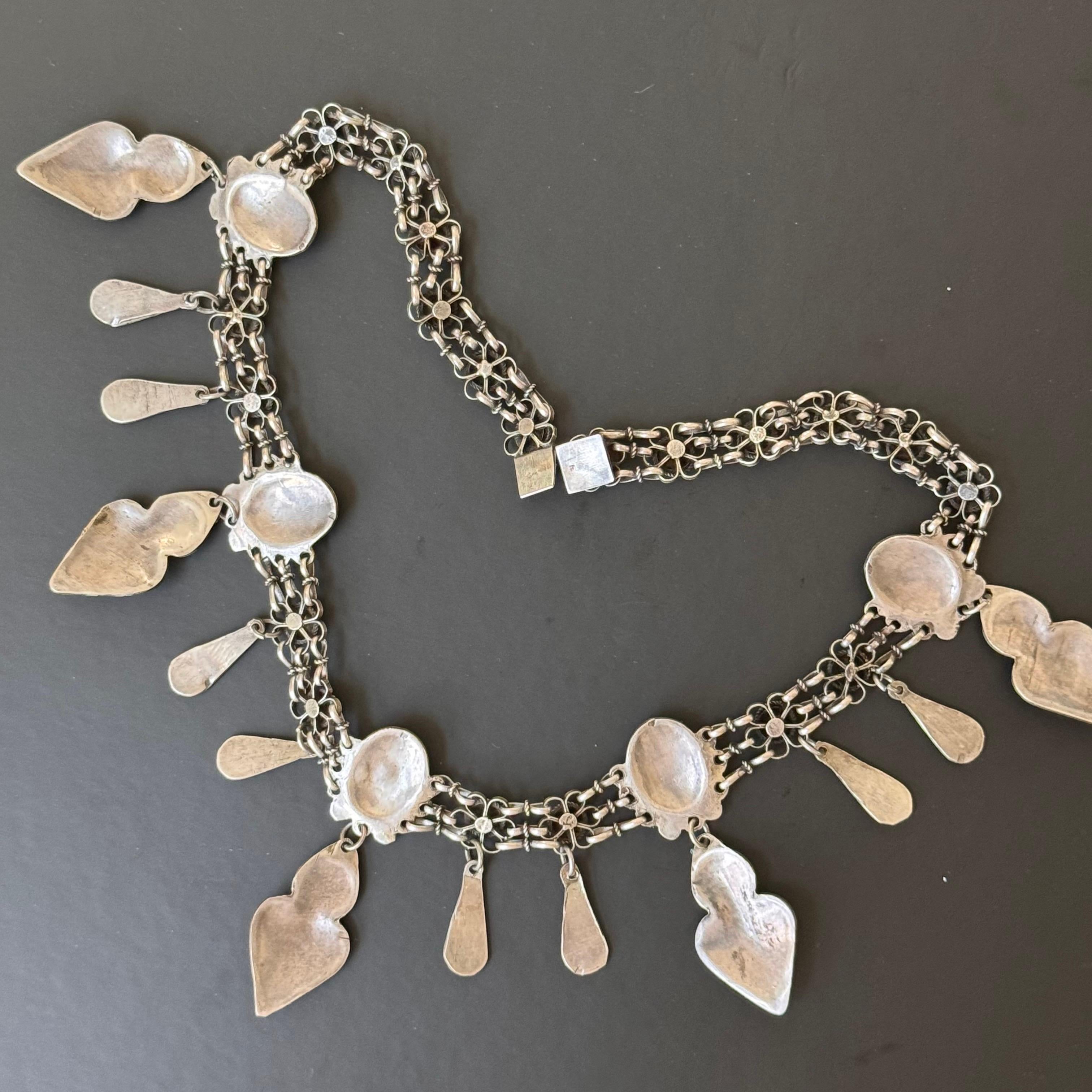 Art Deco Ägyptische Revival Silber Koralle Bib Halskette im Angebot 3