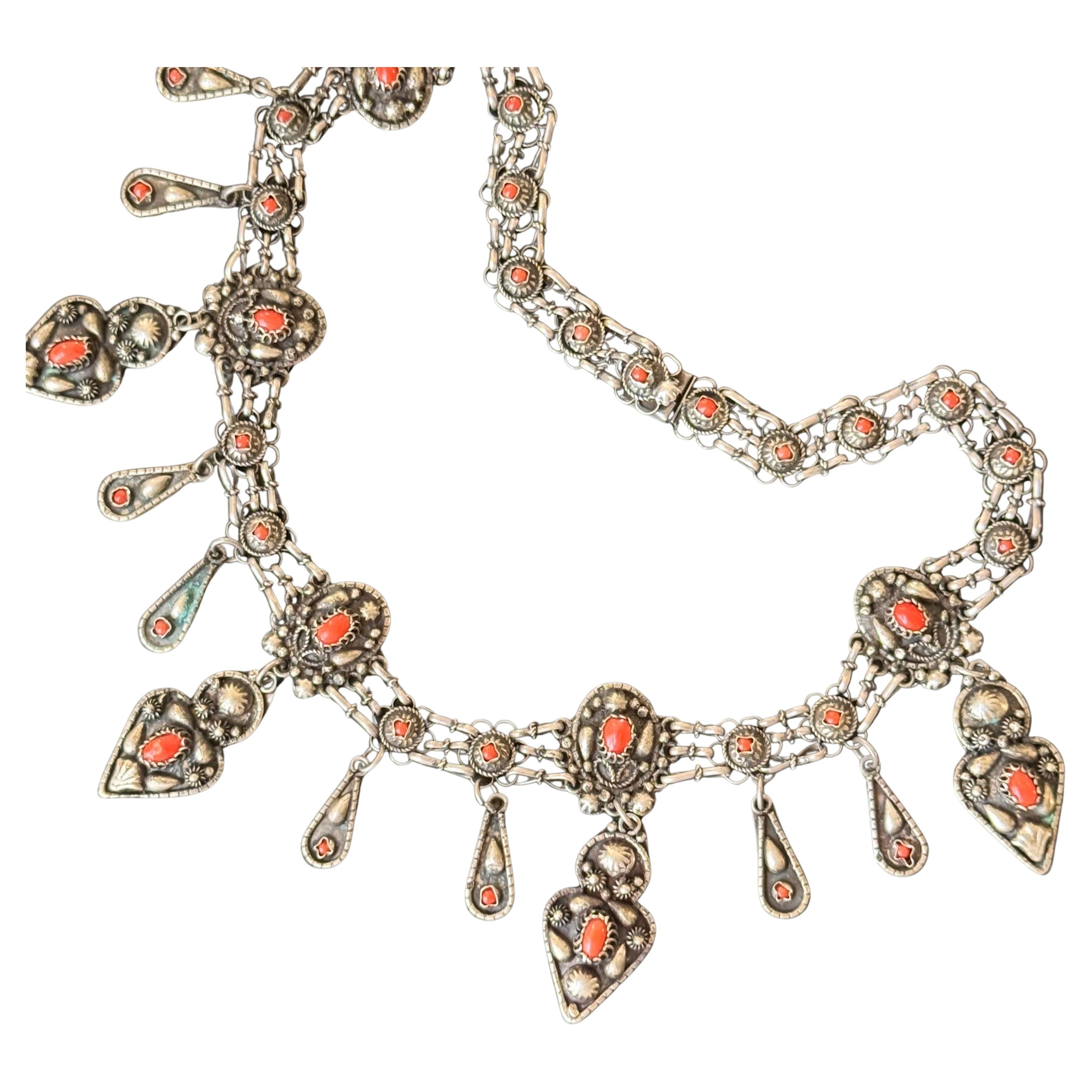 Art Deco Ägyptische Revival Silber Koralle Bib Halskette im Angebot