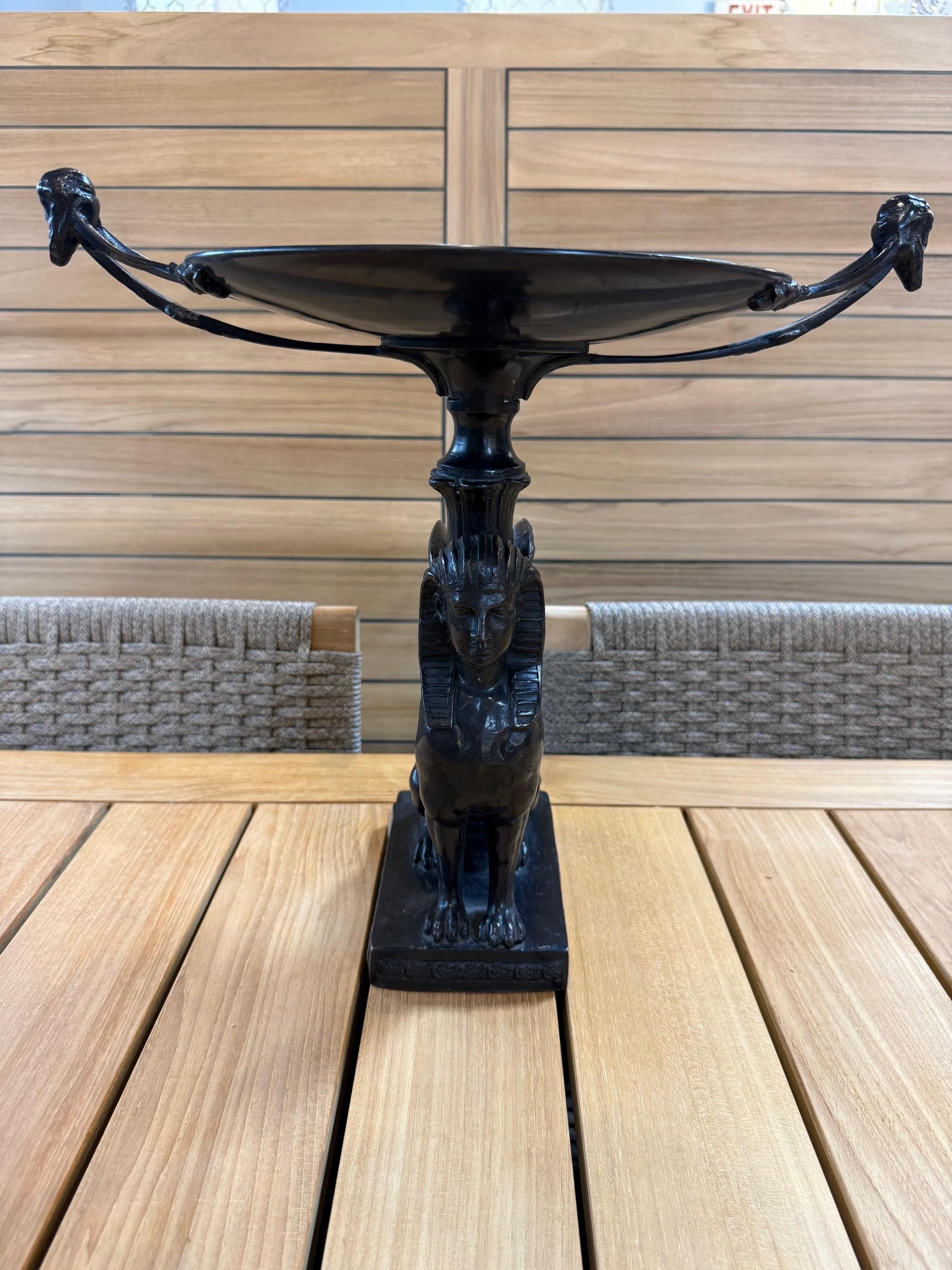 Sfinge alata in bronzo in stile Art Deco Egyptian Revival Tazza in vendita 5