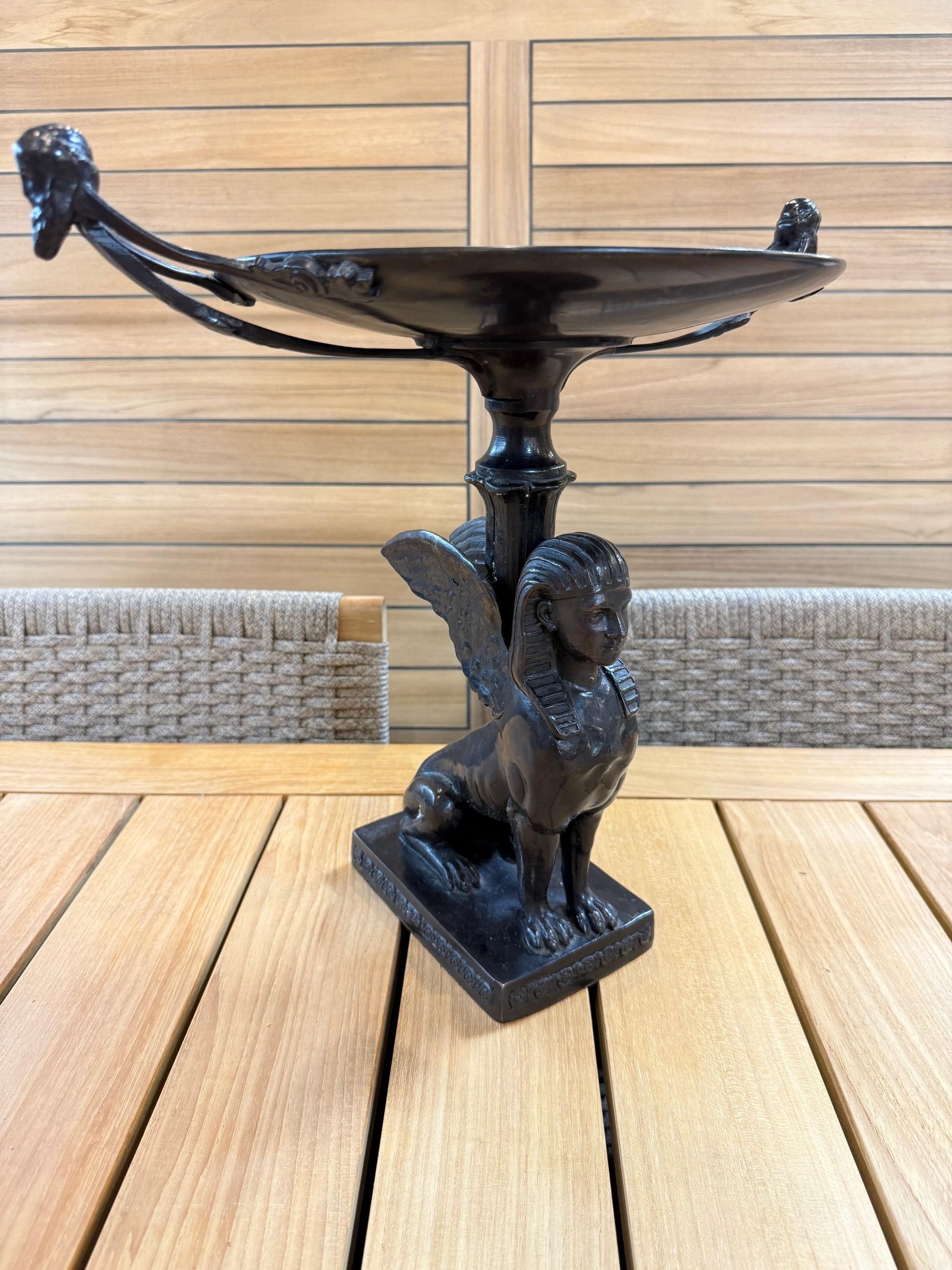 Sfinge alata in bronzo in stile Art Deco Egyptian Revival Tazza in vendita 6