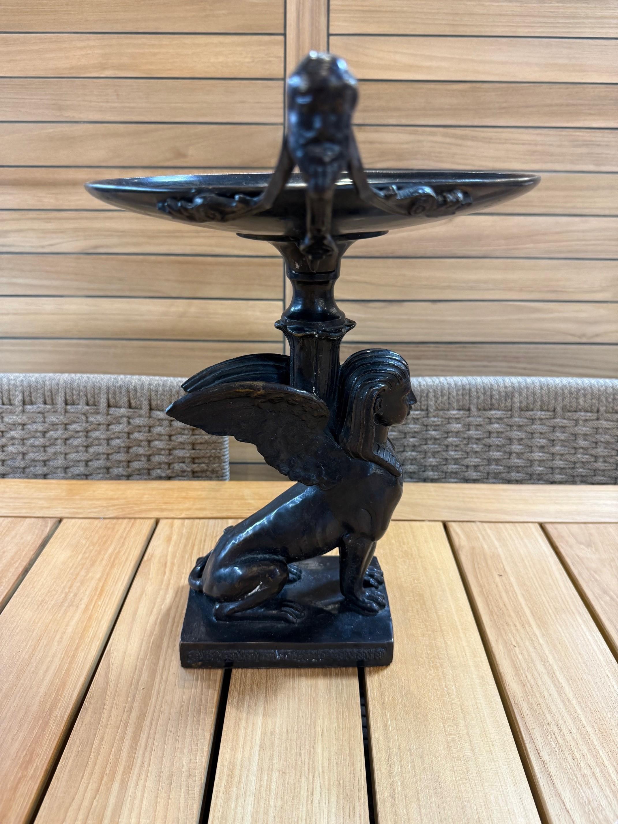 Sfinge alata in bronzo in stile Art Deco Egyptian Revival Tazza in vendita 7