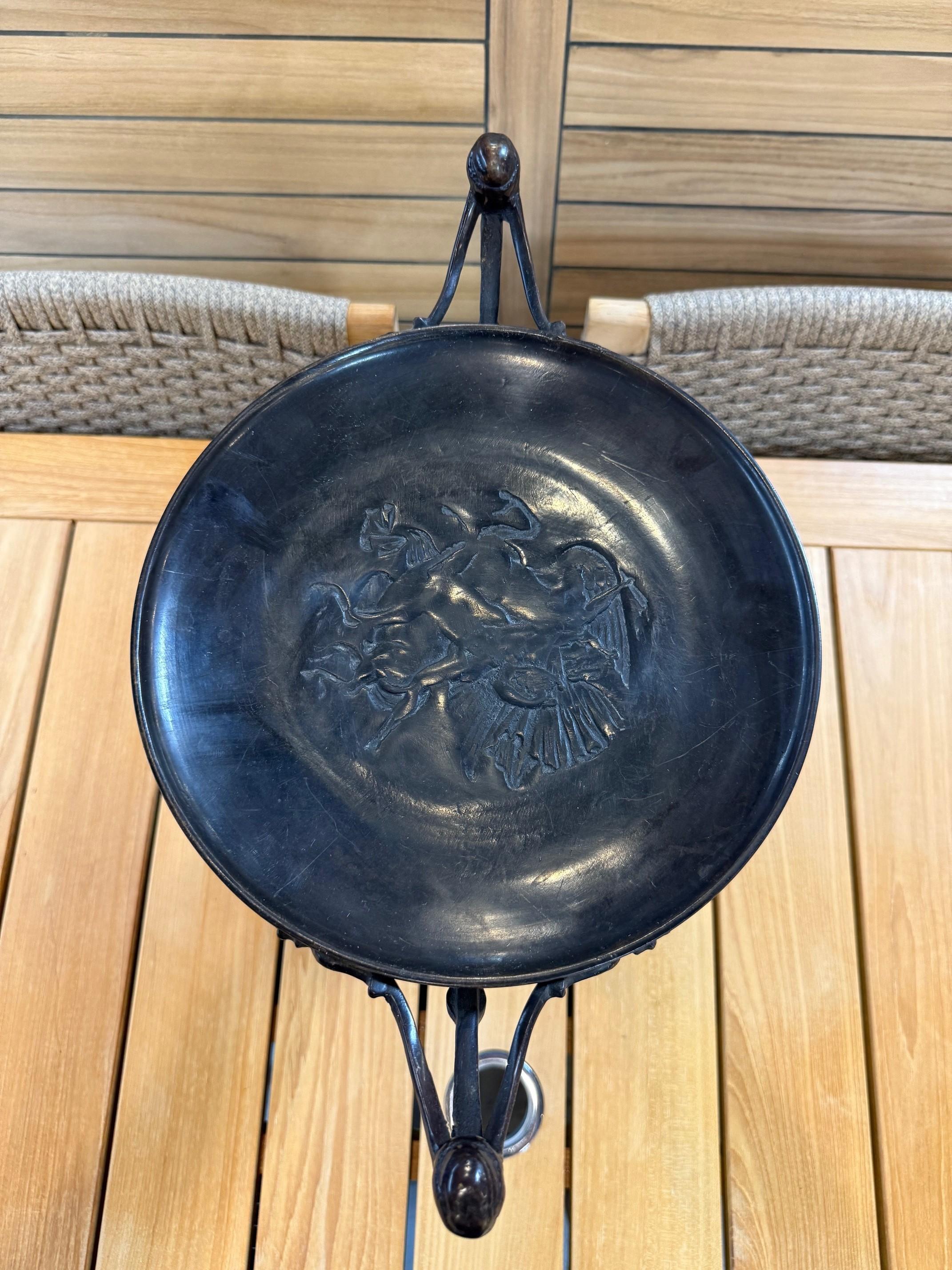 Splendida tazza in bronzo in stile Art Deco Egyptian Revival con una sfinge alata. La tazza a doppio manico raffigura un guerriero con Pegaso. Il pezzo conserva una patina scura e ricca. Una scultura sostanziosa e piuttosto pesante con bei dettagli