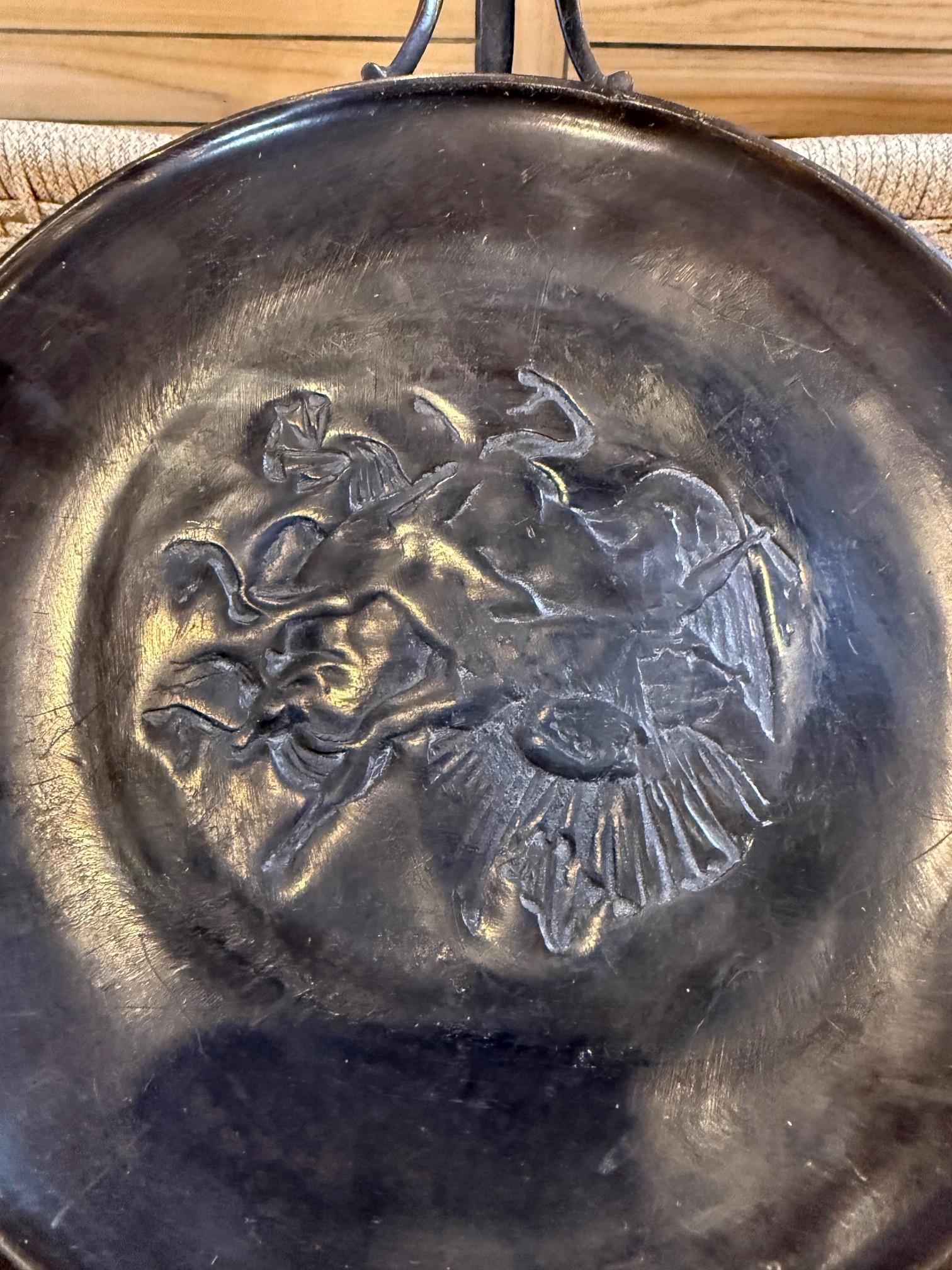 Sfinge alata in bronzo in stile Art Deco Egyptian Revival Tazza In condizioni buone in vendita a Stamford, CT