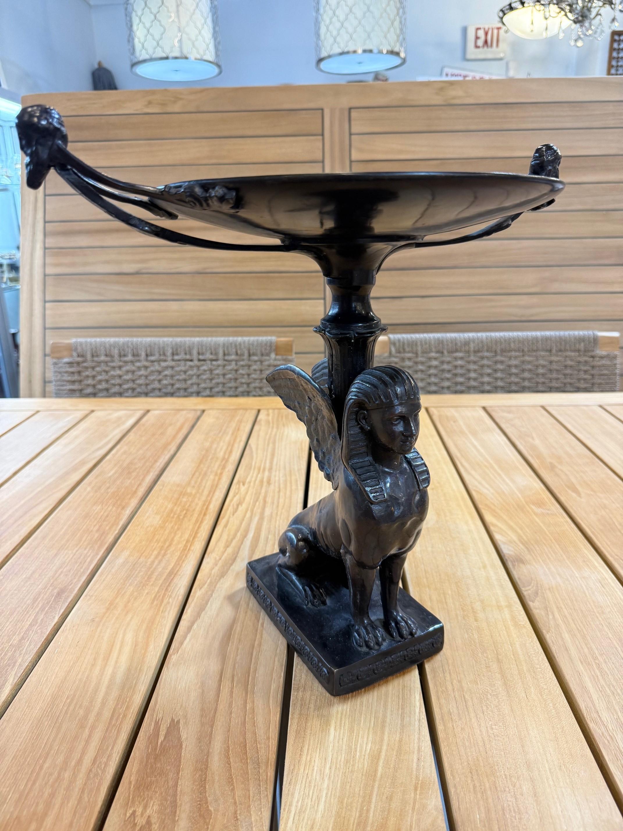 Bronzo Sfinge alata in bronzo in stile Art Deco Egyptian Revival Tazza in vendita