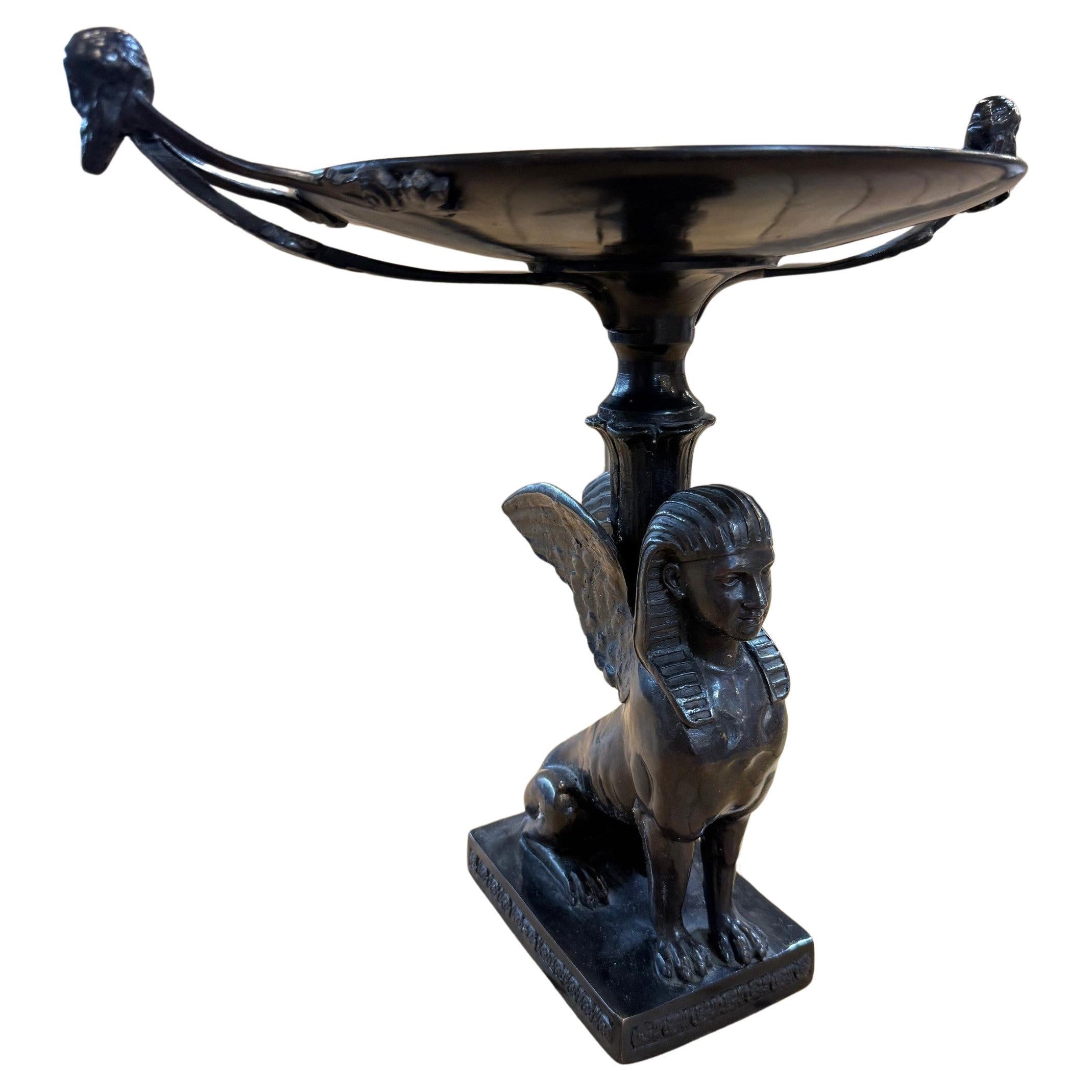 Sfinge alata in bronzo in stile Art Deco Egyptian Revival Tazza in vendita