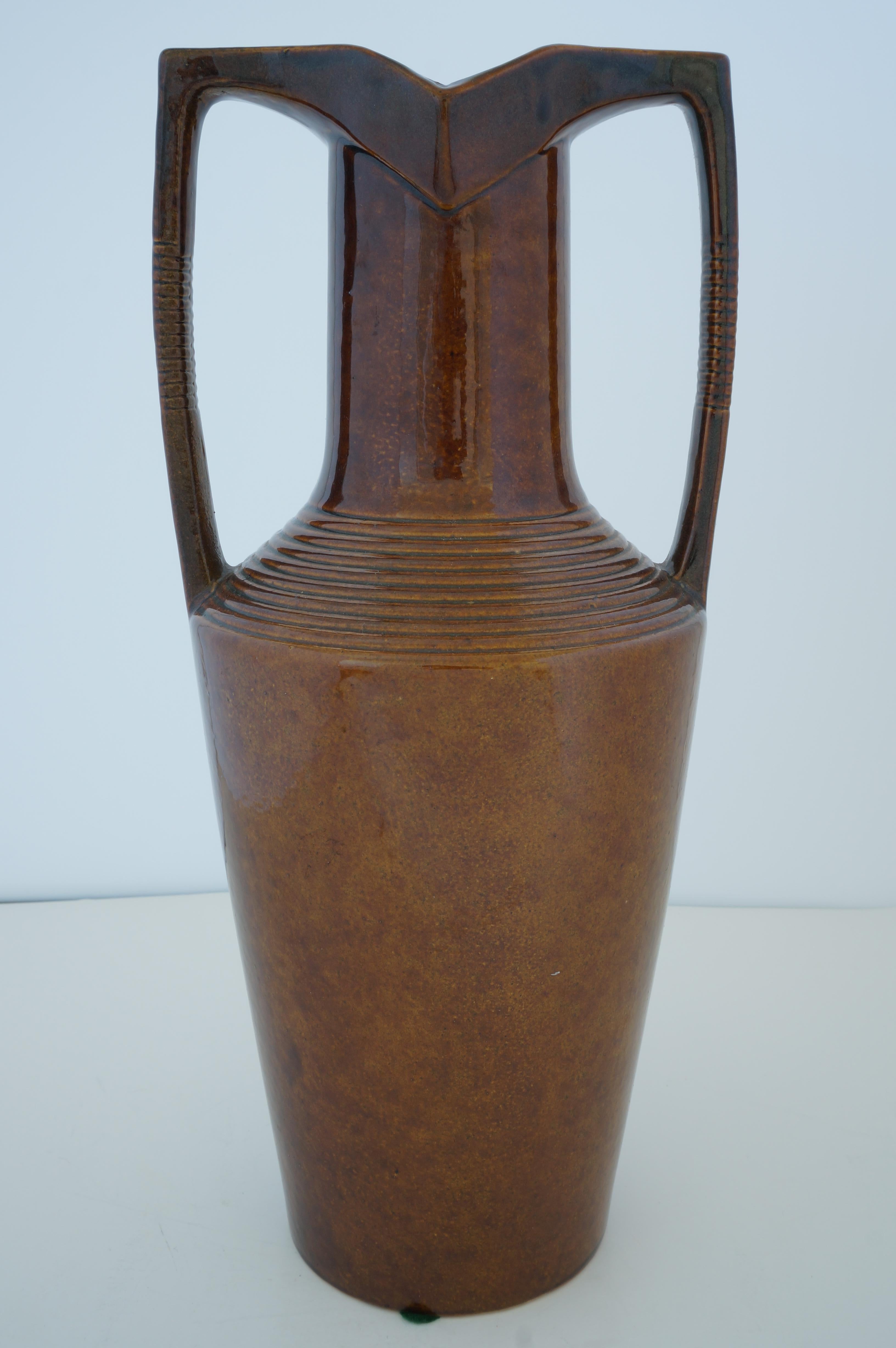 Vintage Art Deco 1920er Jahre ägyptischen Wiederbelebung behandelt Krug Urne Vase glasierte Keramik aus einem Palm Beach Estate.