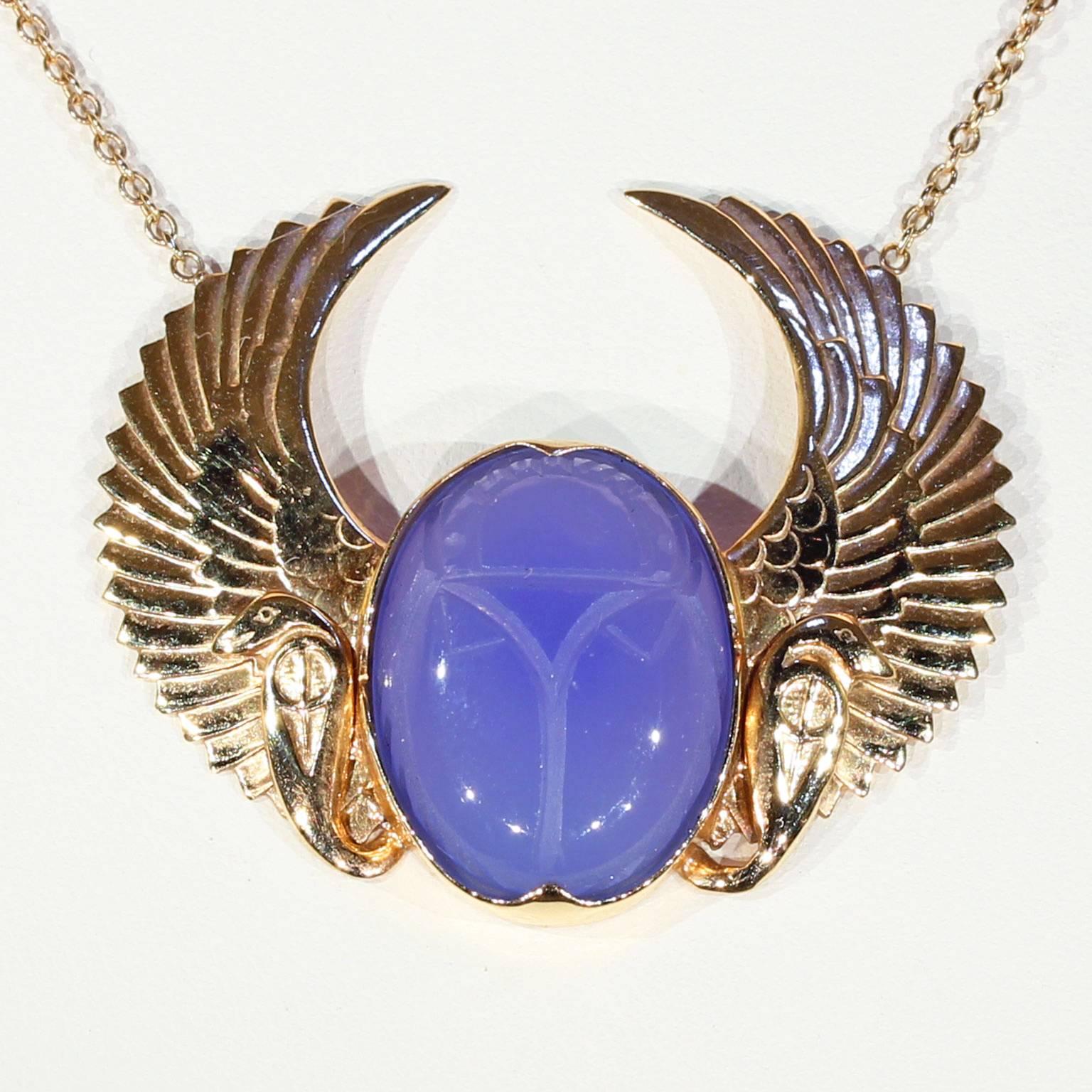 Art Deco Egyptian Revival Winged Scarab Chalcedony Gold Necklace In Excellent Condition For Sale In Middleton, WI
