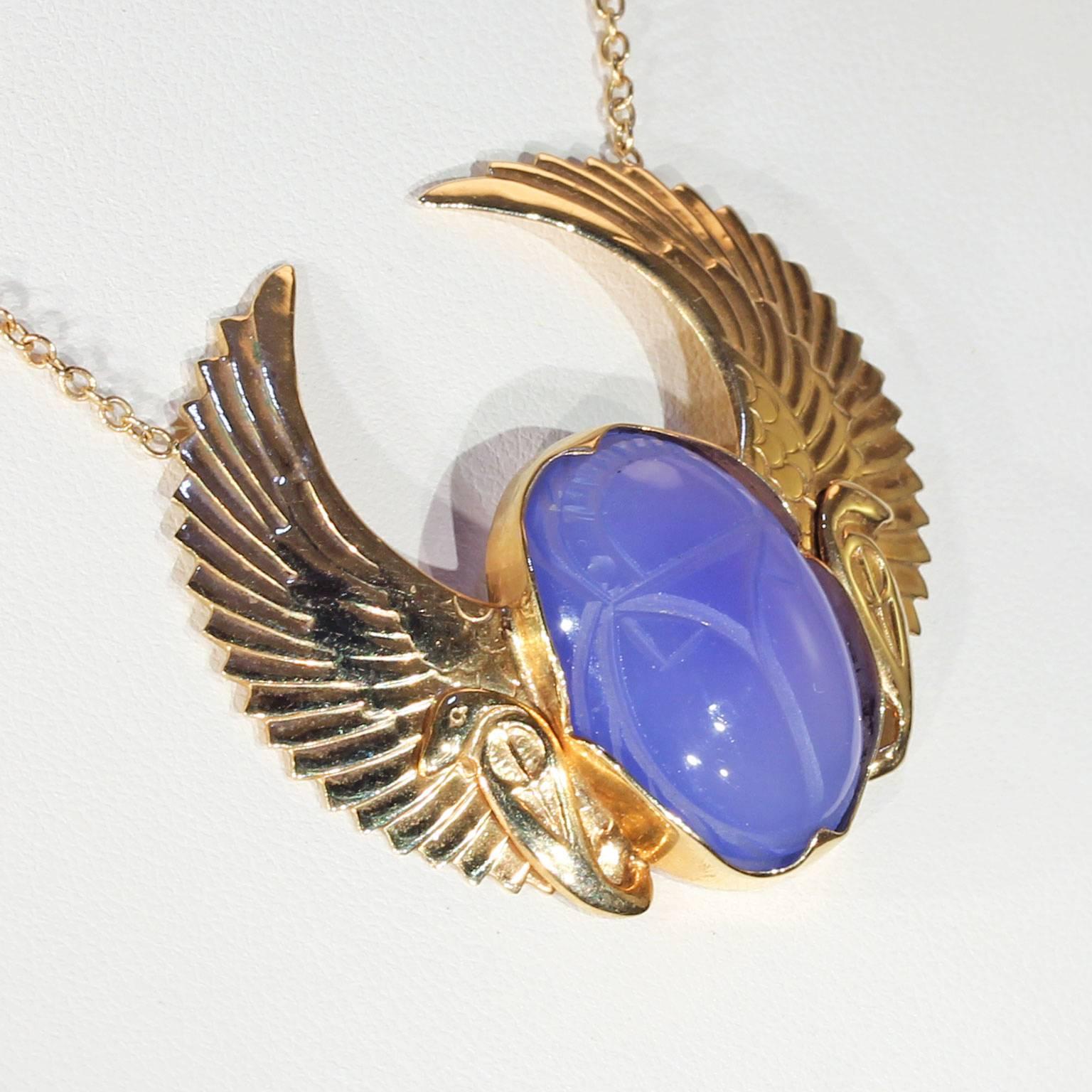 Women's Art Deco Egyptian Revival Winged Scarab Chalcedony Gold Necklace For Sale