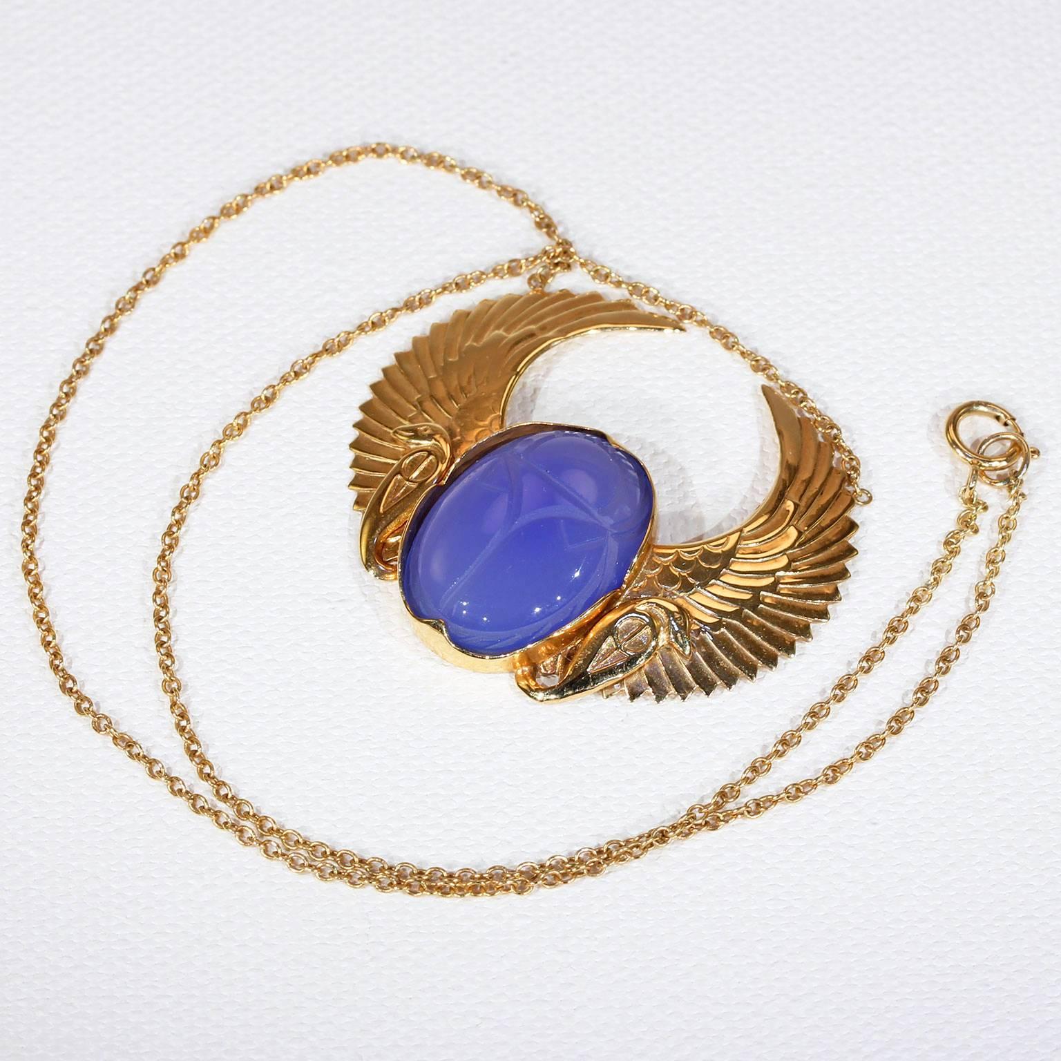 Art Deco Egyptian Revival Winged Scarab Chalcedony Gold Necklace For Sale 1