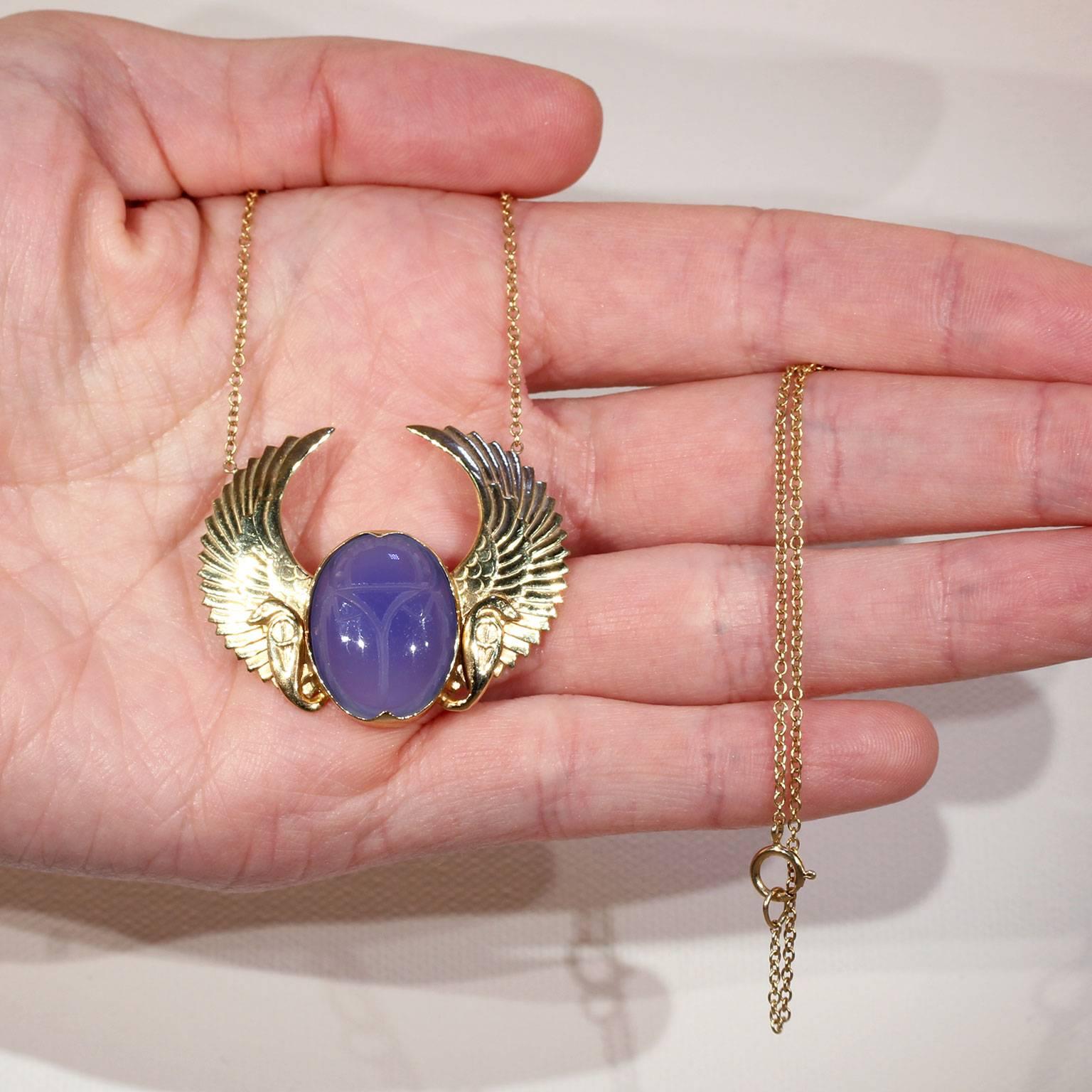 Art Deco Egyptian Revival Winged Scarab Chalcedony Gold Necklace For Sale 3