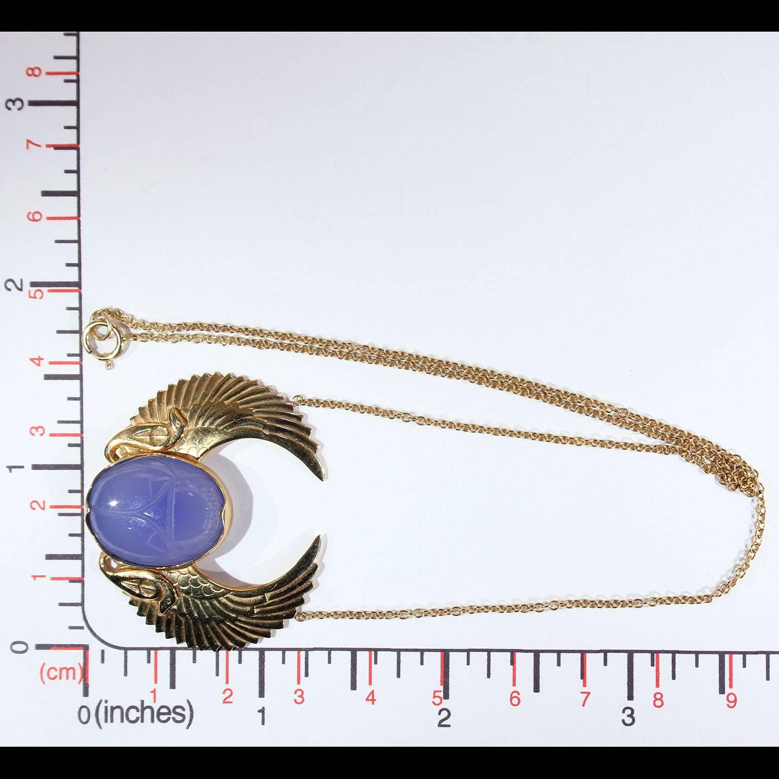 Art Deco Egyptian Revival Winged Scarab Chalcedony Gold Necklace For Sale 4