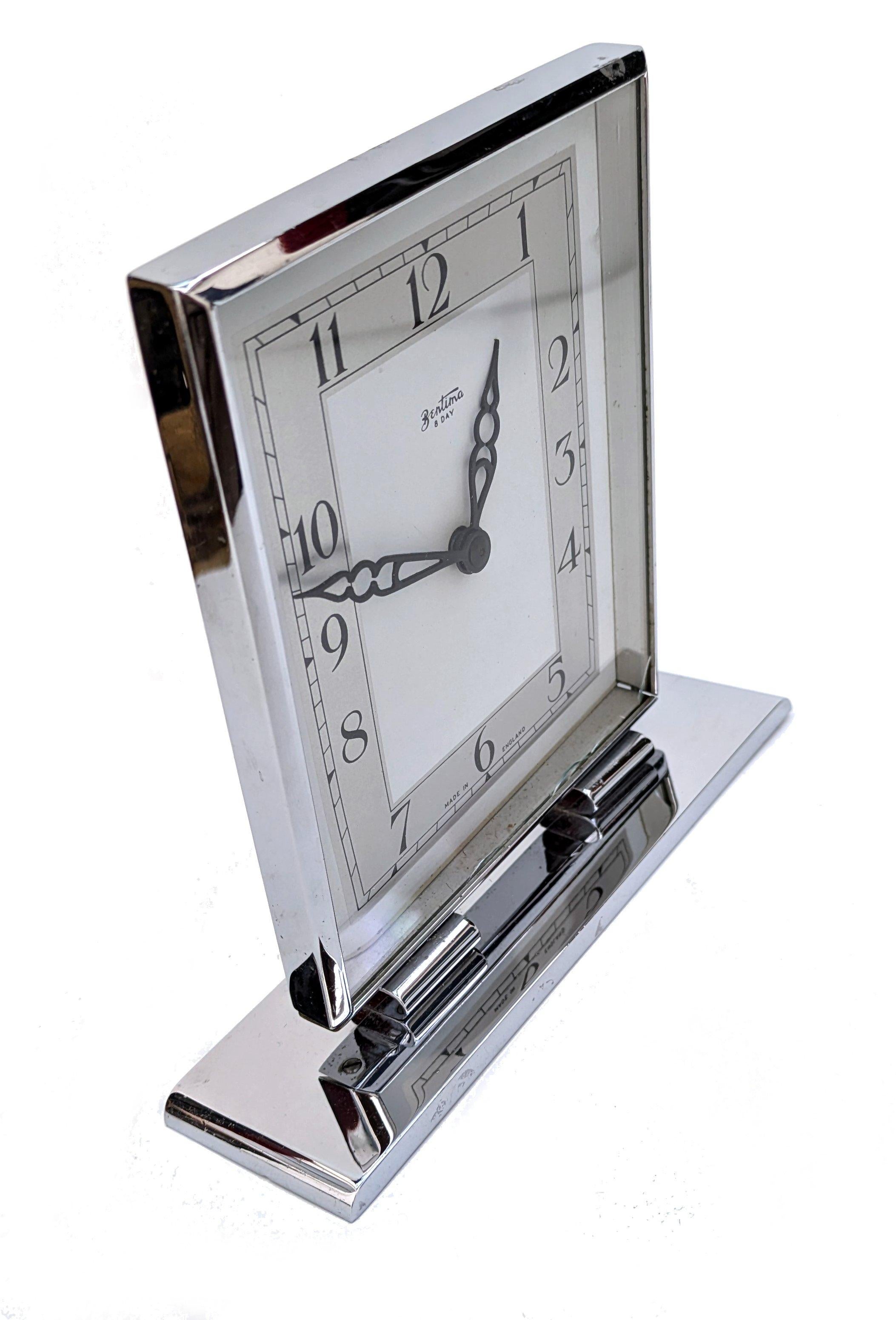 Reloj de manto/escritorio cromado Art Decó de 1930 de Bentima, con movimiento de cuerda de llave de estilo carruaje tradicional y escape de plataforma enjoyado, en buen estado de funcionamiento.
El reloj tiene una esfera rectangular de metal blanco