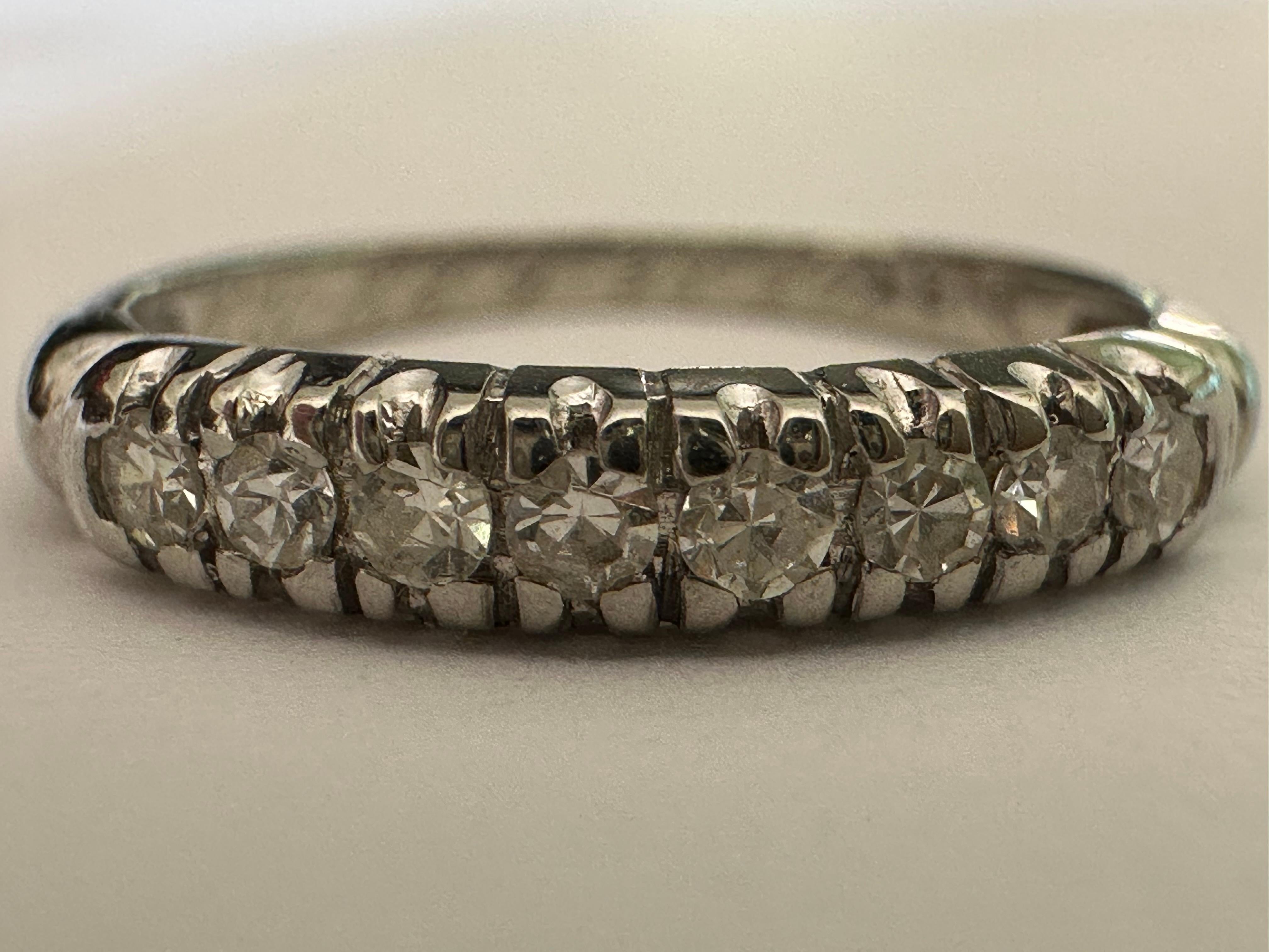 Art Deco Acht-Stein Diamant und 18K Weißgold Band im Angebot 4