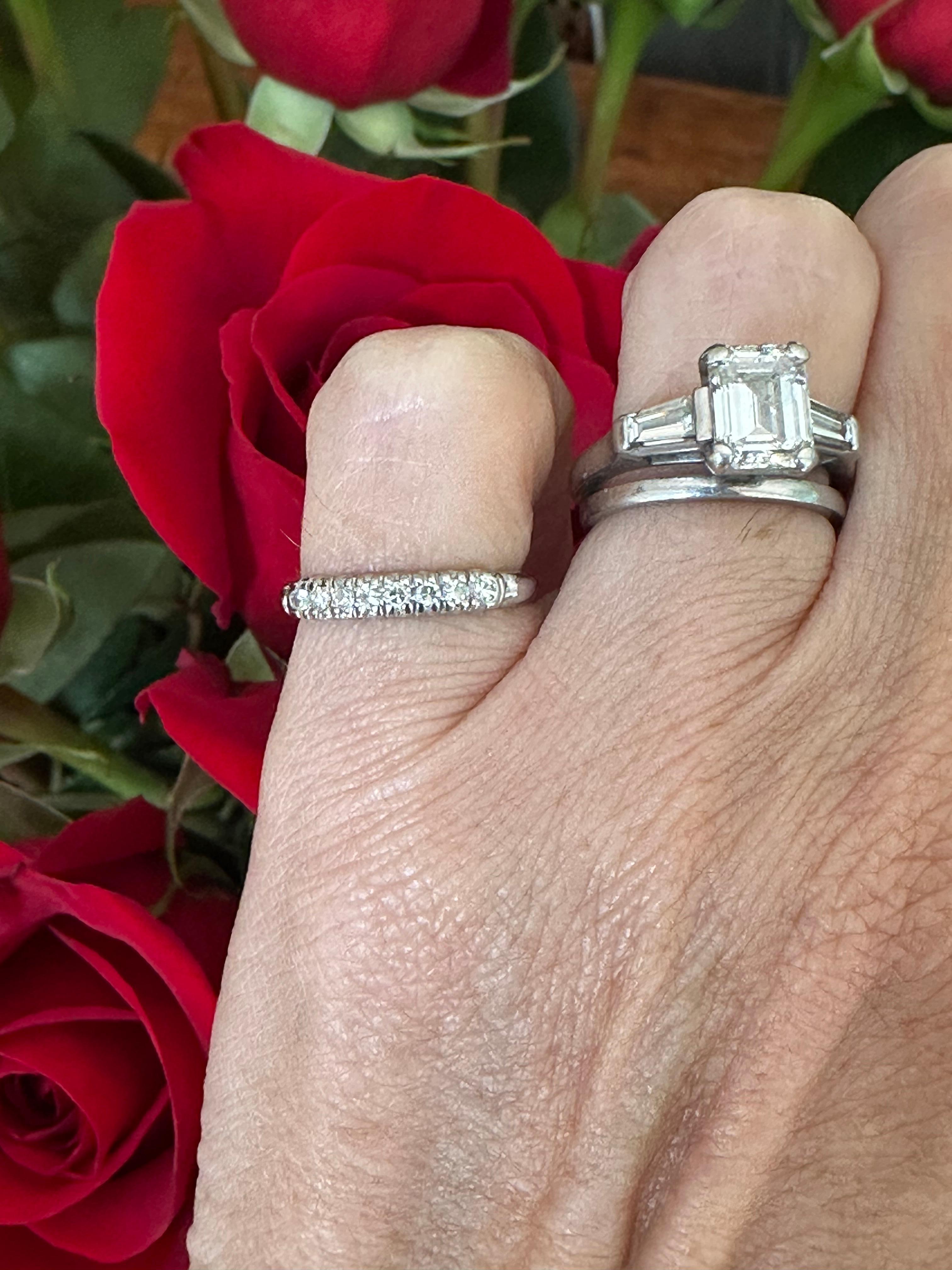 Art Deco Acht-Stein Diamant und 18K Weißgold Band im Angebot 5