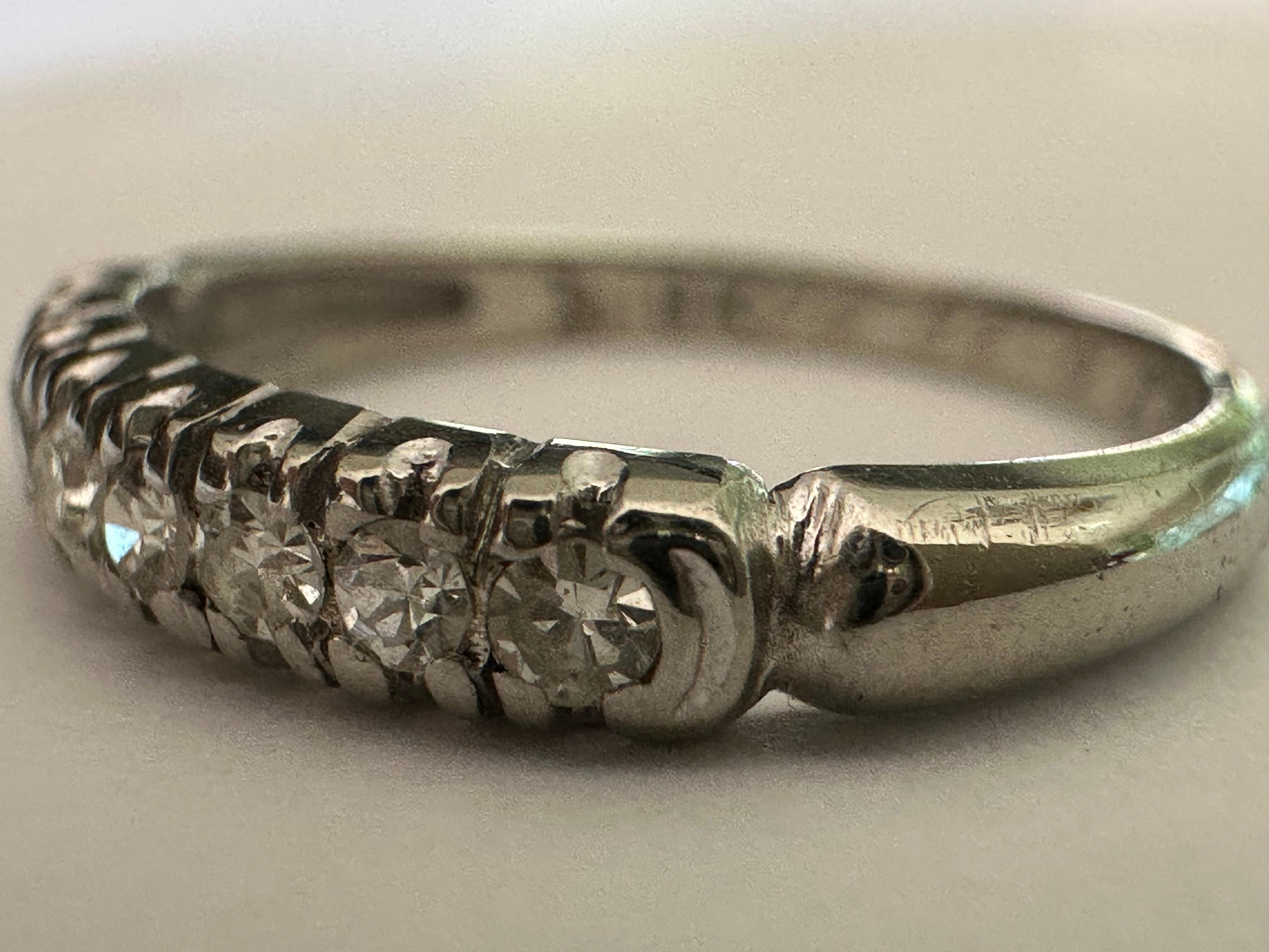 Eine schimmernde Reihe von acht weißen Diamanten im Einzelschliff (insgesamt 0,08 Karat), Farbe F, Reinheit VS, säumen den oberen Rand dieses Art-Deco-Bands aus 18 Karat Weißgold. Derzeit Größe 3,75 (ein perfekter Ring für den kleinen Finger), kann