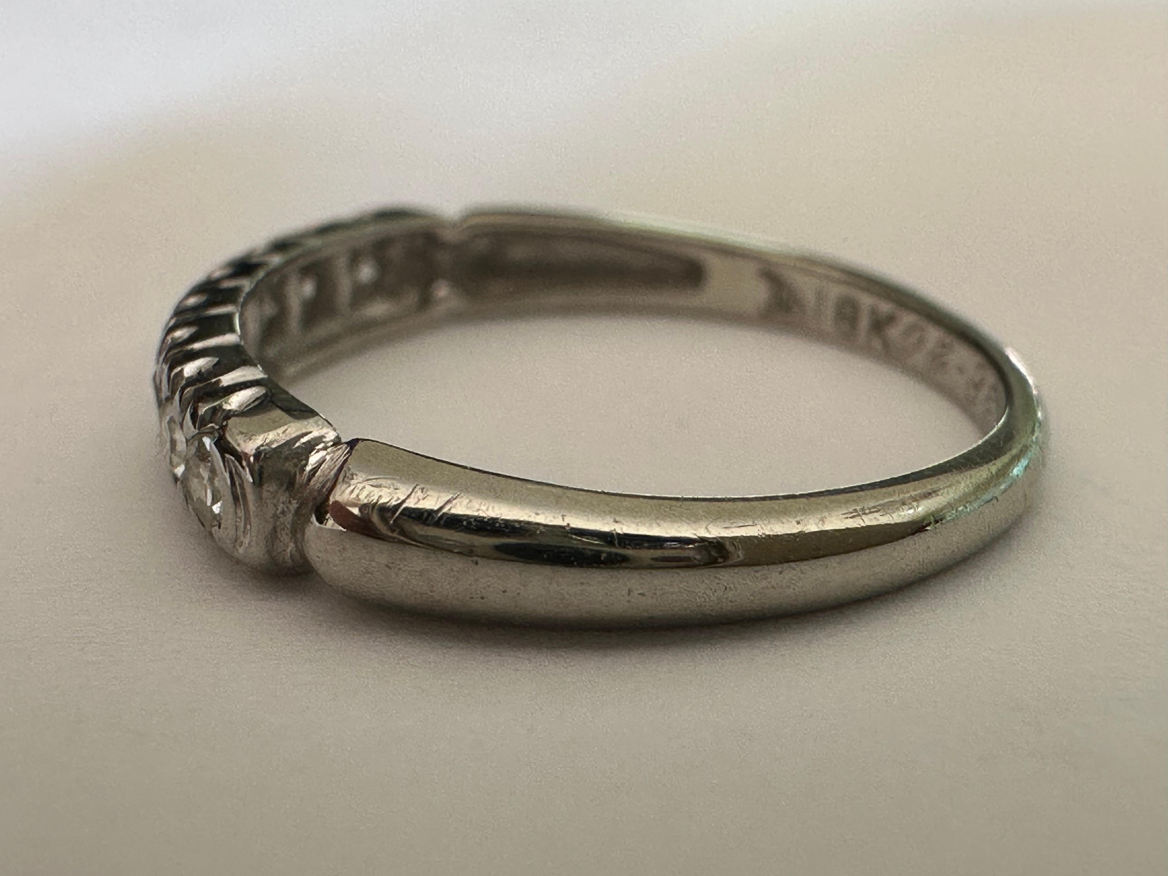 Art Deco Acht-Stein Diamant und 18K Weißgold Band (Art déco) im Angebot