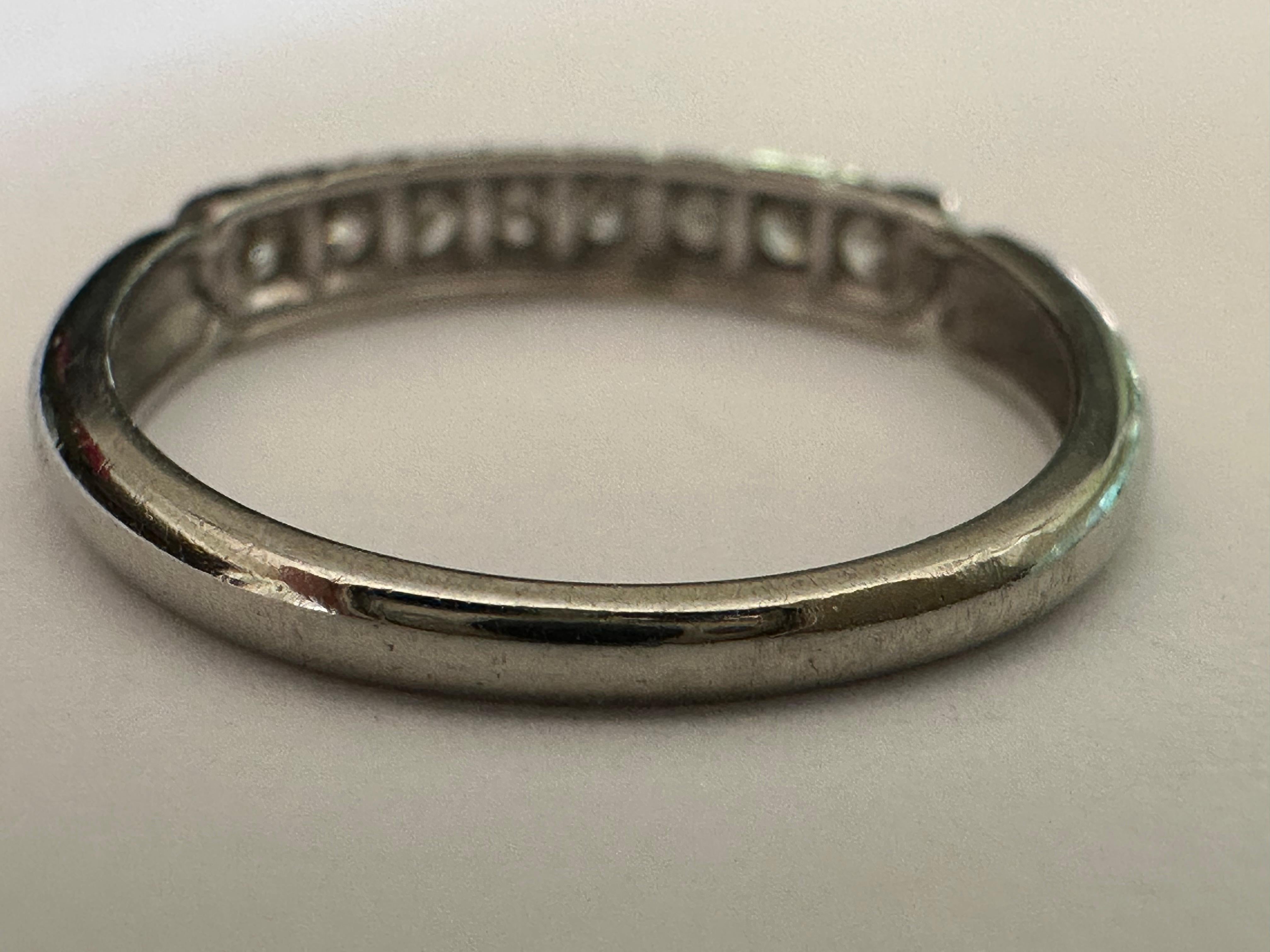 Art Deco Acht-Stein Diamant und 18K Weißgold Band (Einfacher Schliff) im Angebot