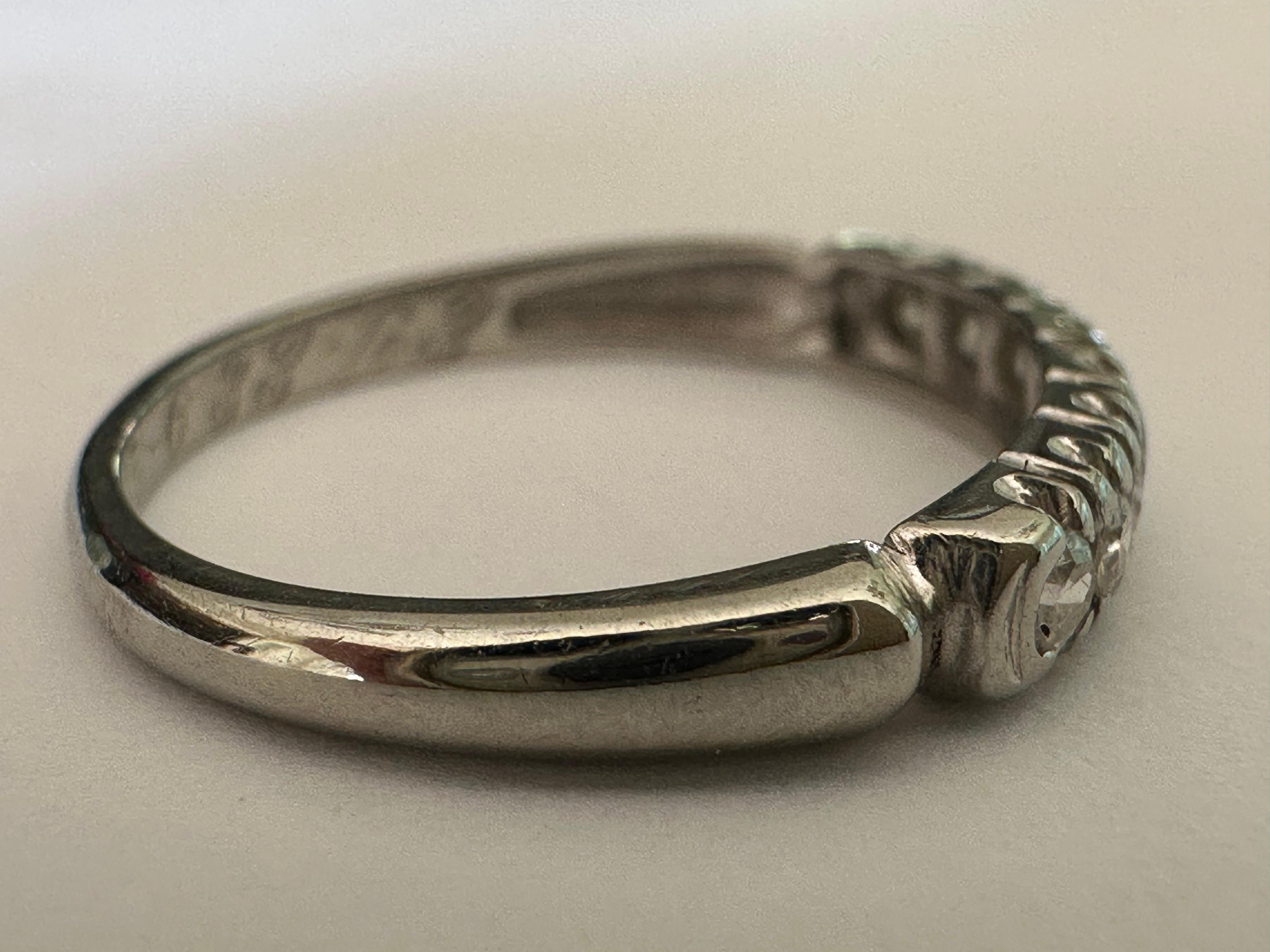 Art Deco Acht-Stein Diamant und 18K Weißgold Band im Zustand „Gut“ im Angebot in Denver, CO