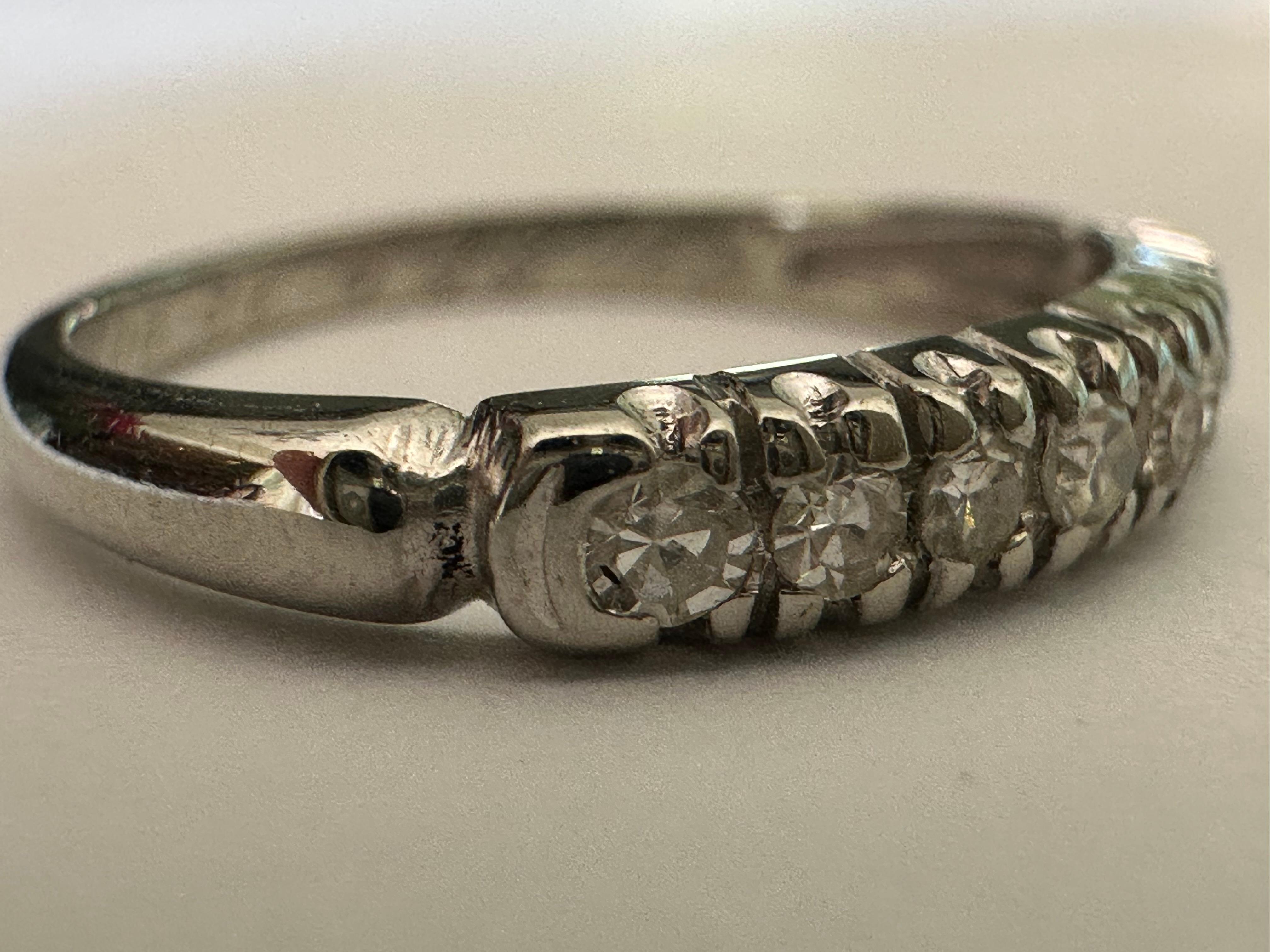 Art Deco Acht-Stein Diamant und 18K Weißgold Band Damen im Angebot