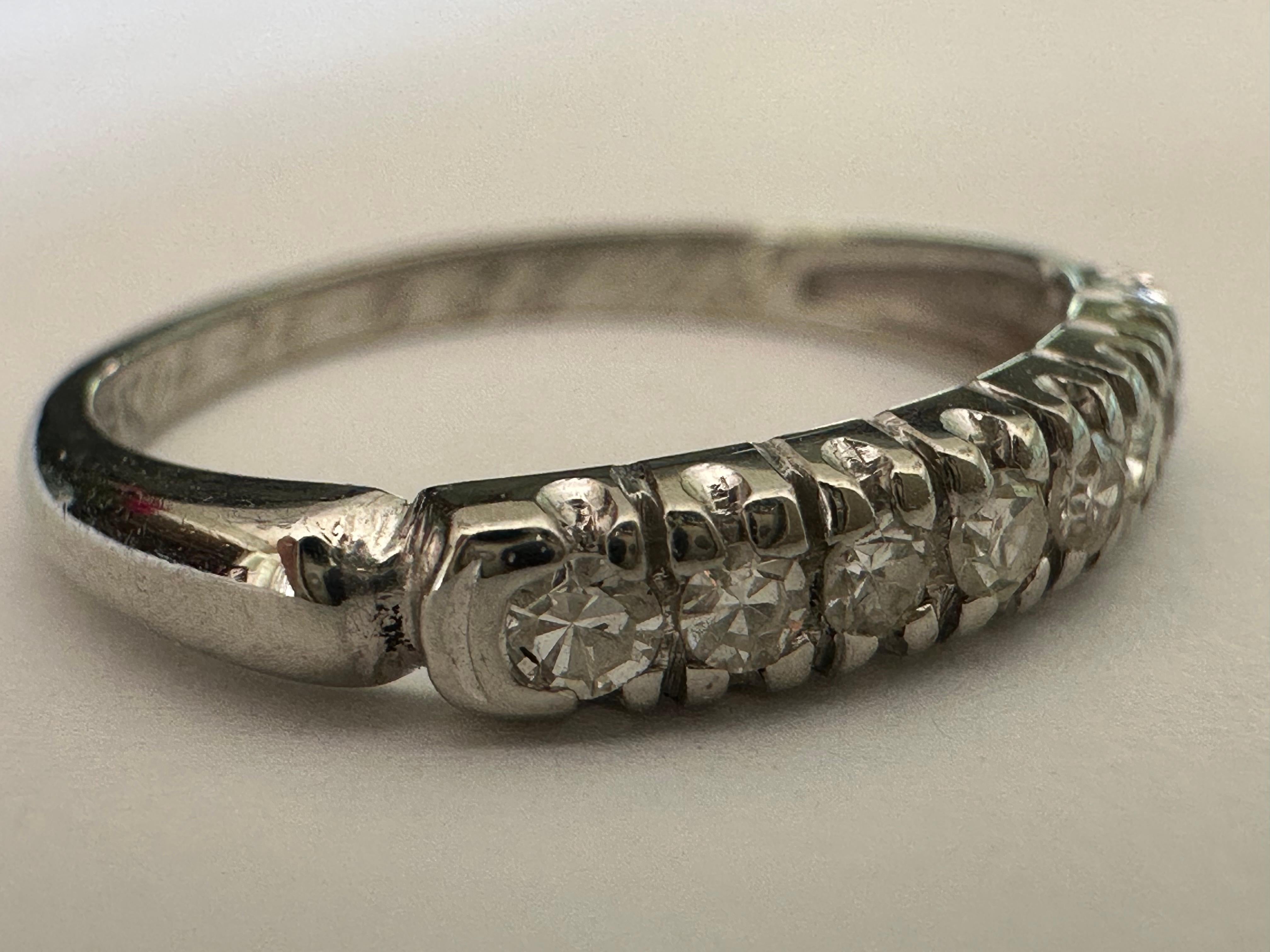 Art Deco Acht-Stein Diamant und 18K Weißgold Band im Angebot 1