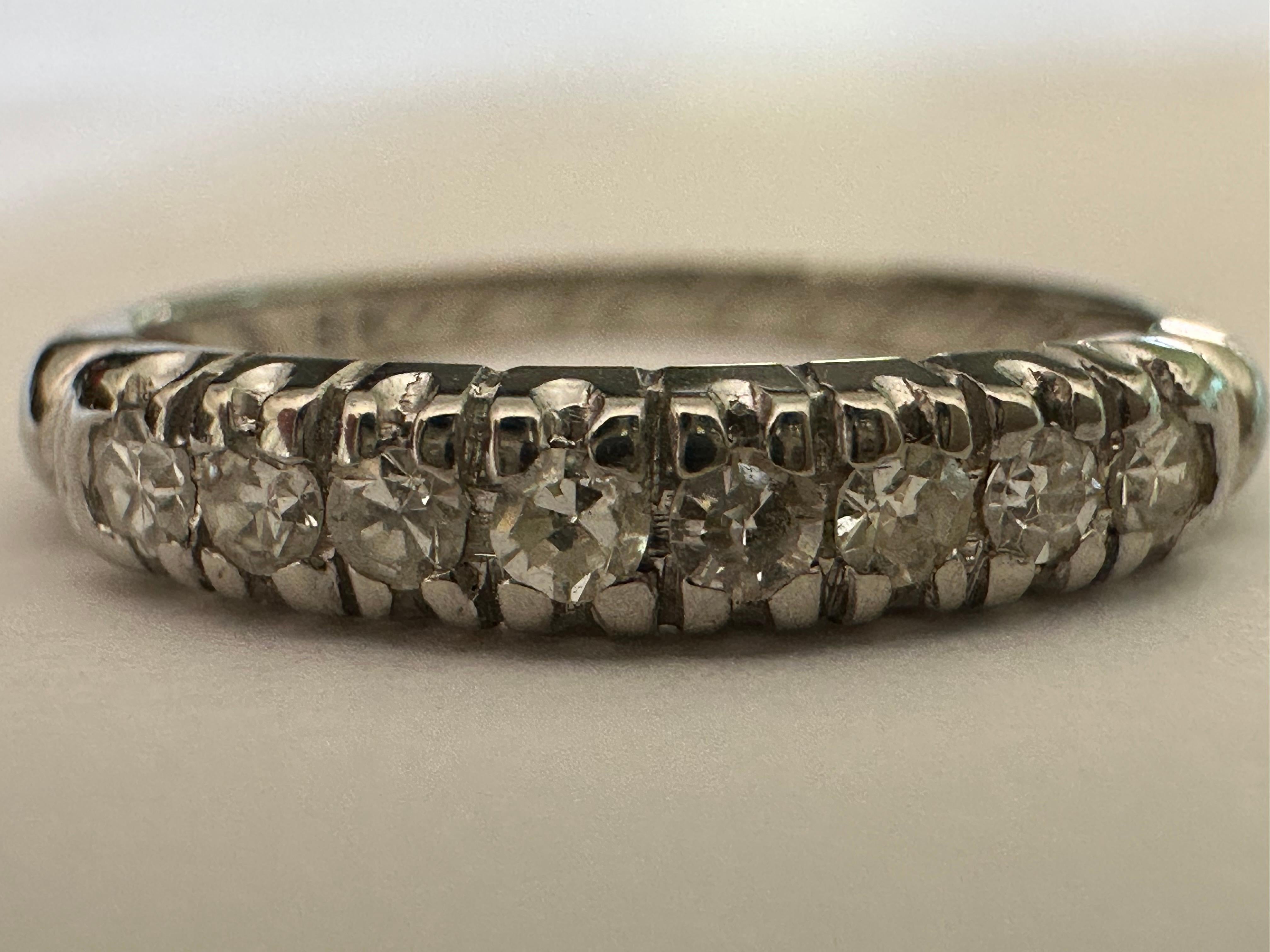 Art Deco Acht-Stein Diamant und 18K Weißgold Band im Angebot 3