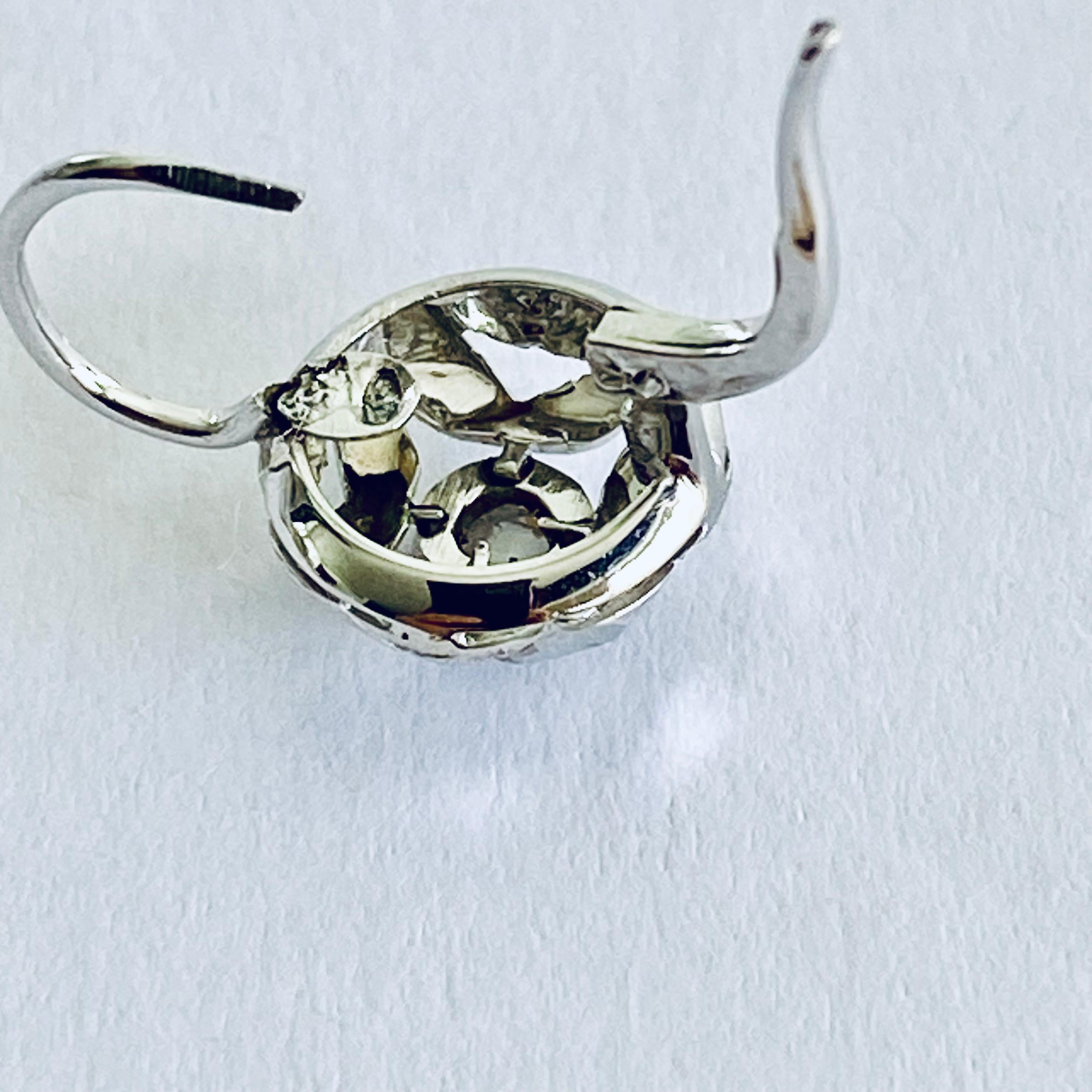 Boucles d'oreilles Art Déco en or blanc 18 carats avec diamants en filigrane en vente 4