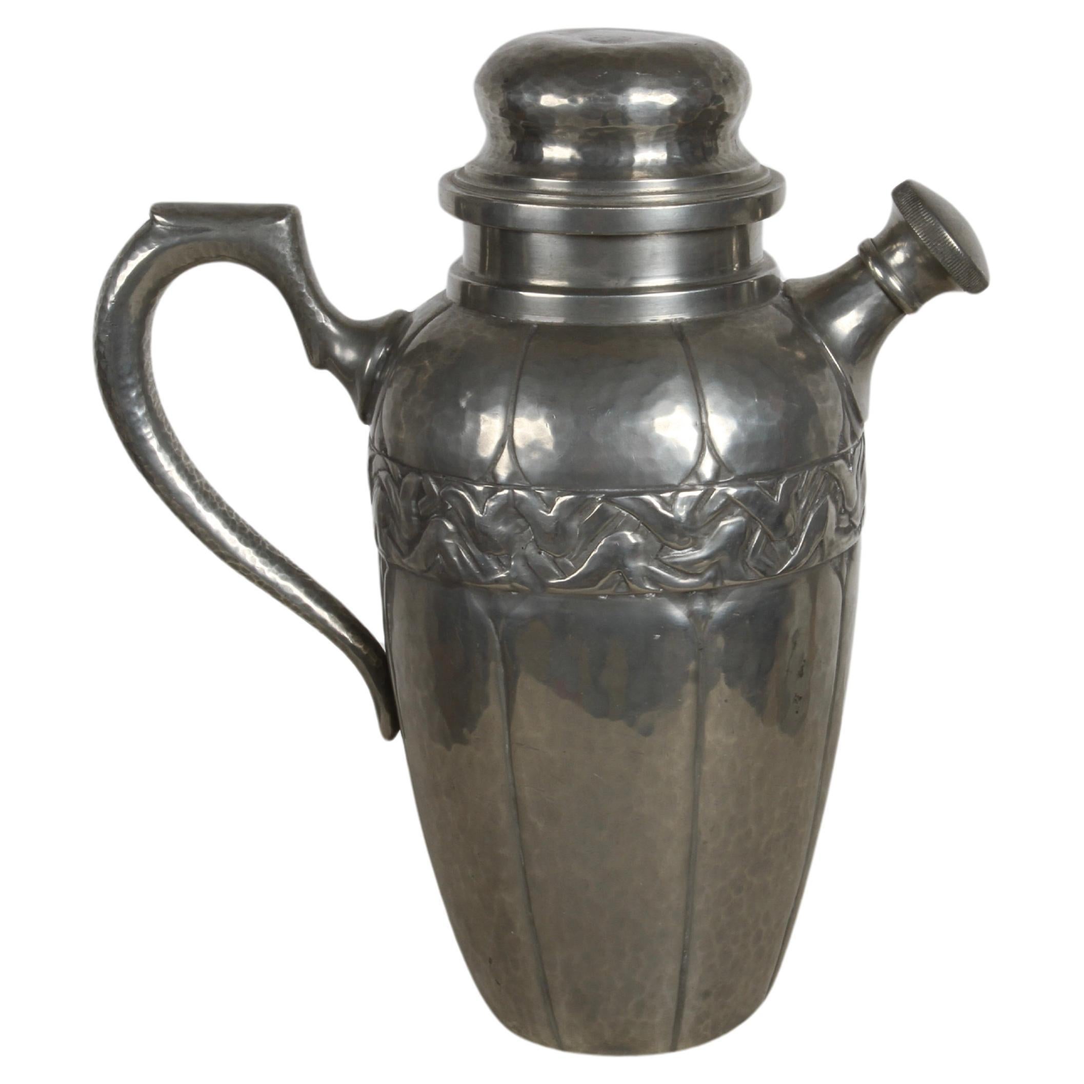 Shaker da cocktail in peltro Art Deco Einar Dragsted Danimarca battuto e martellato a mano
