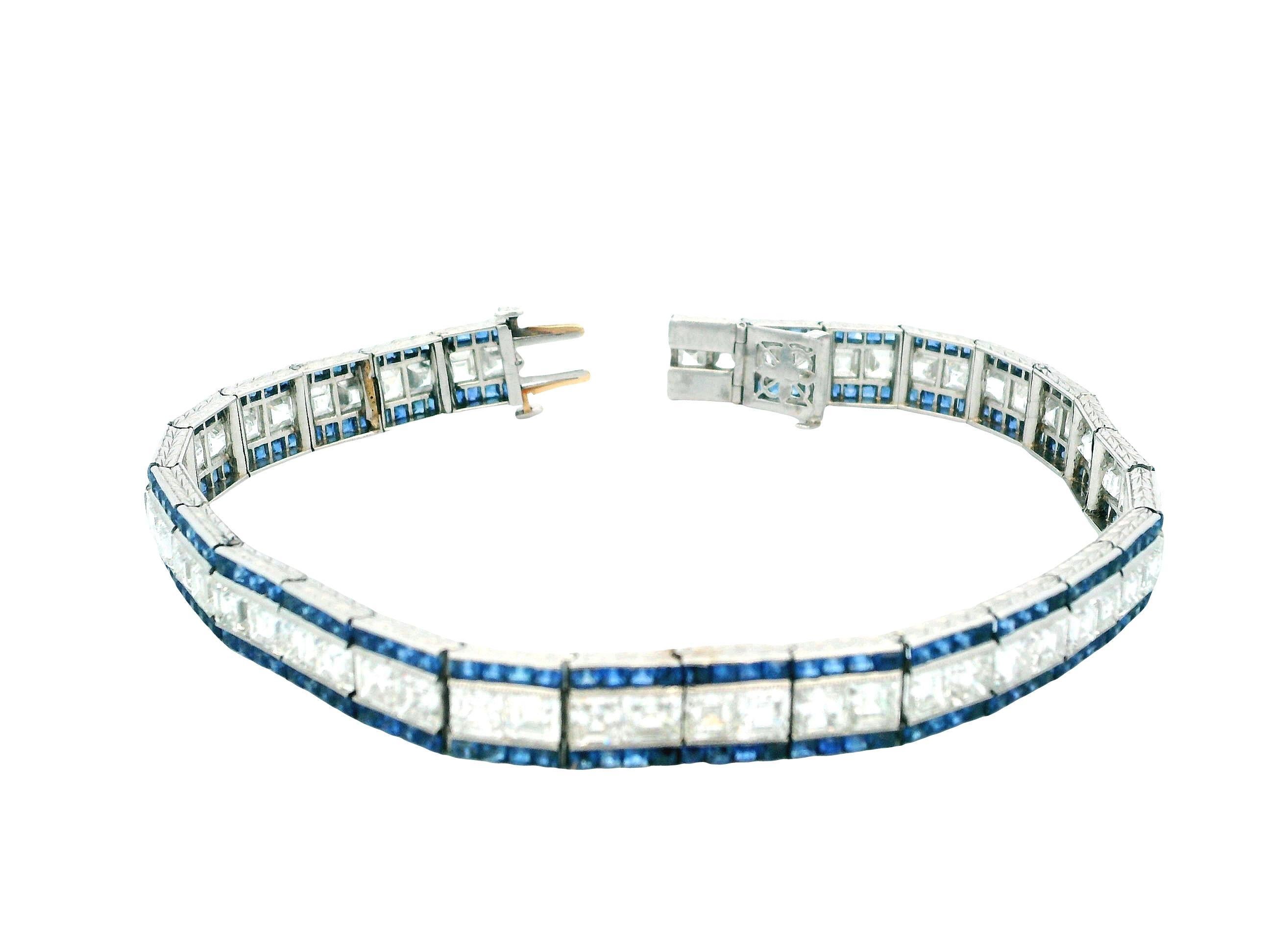 La elegante pulsera Art Déco de diamantes y zafiros en platino es una impresionante pieza de joyería que encarna el encanto y la sofisticación de la época Art Déco. Fabricada en platino de alta calidad, esta pulsera presenta un impresionante