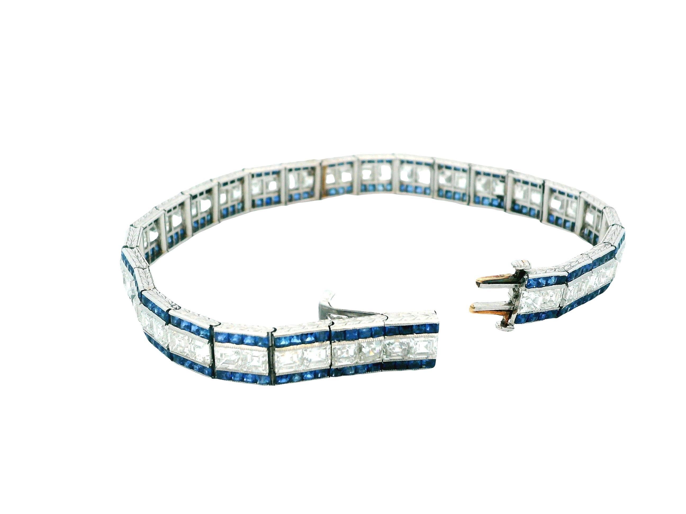 Elegancia Art Decó: Pulsera de platino, diamantes y zafiros en Bueno estado para la venta en Great Neck Plaza, NY