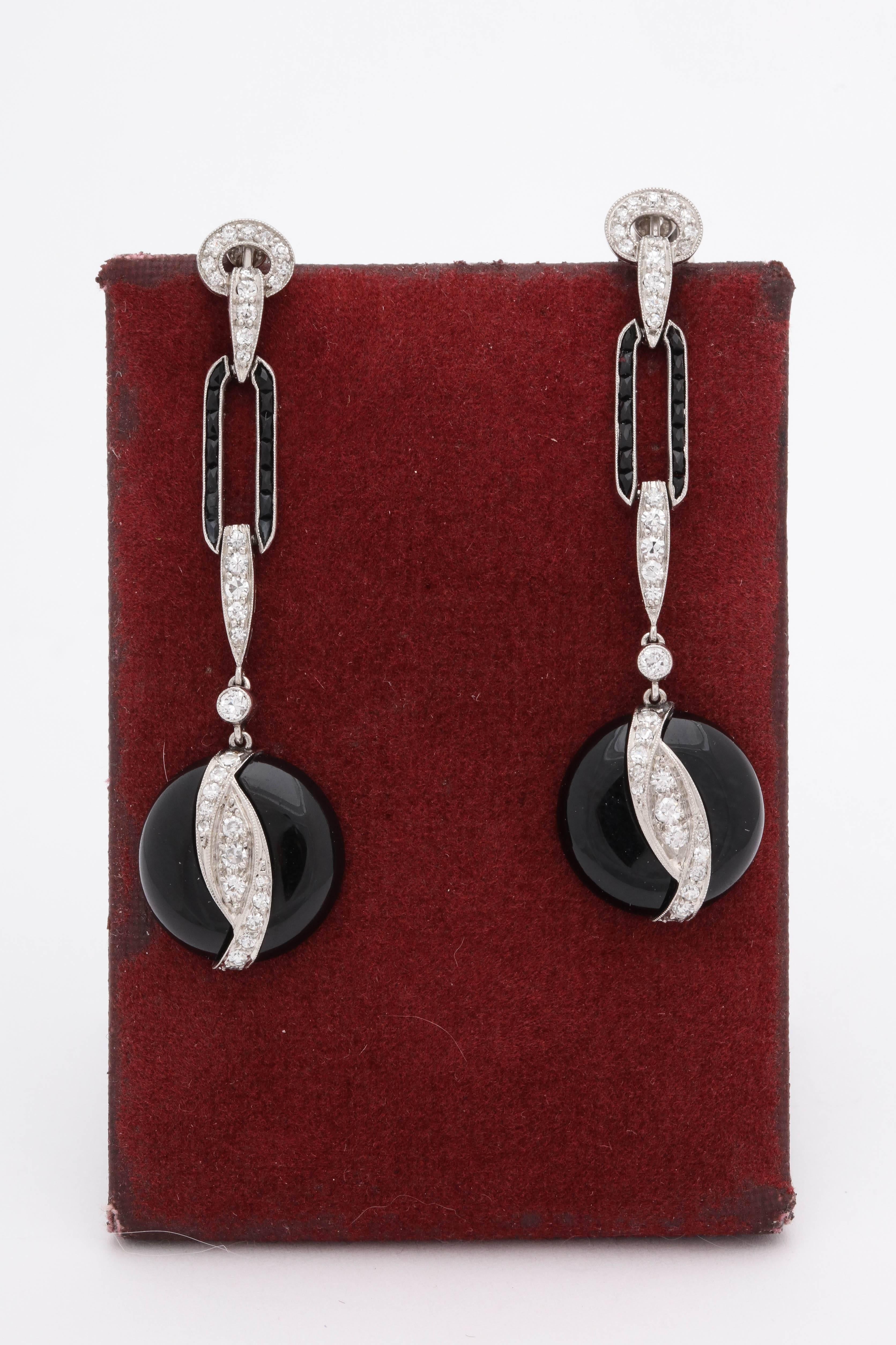 Art Deco Elegant Diamond and French Cut Onyx Platinum Screwback Pendant Earrings In Good Condition In New York, NY