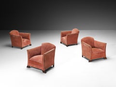 Elegantes sillones de estilo Art Déco en terciopelo rosa con tachuelas metálicas y patas de madera