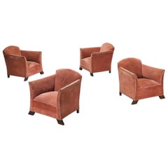 Elegantes sillones de estilo Art Déco en terciopelo rosa con tachuelas metálicas y patas de madera