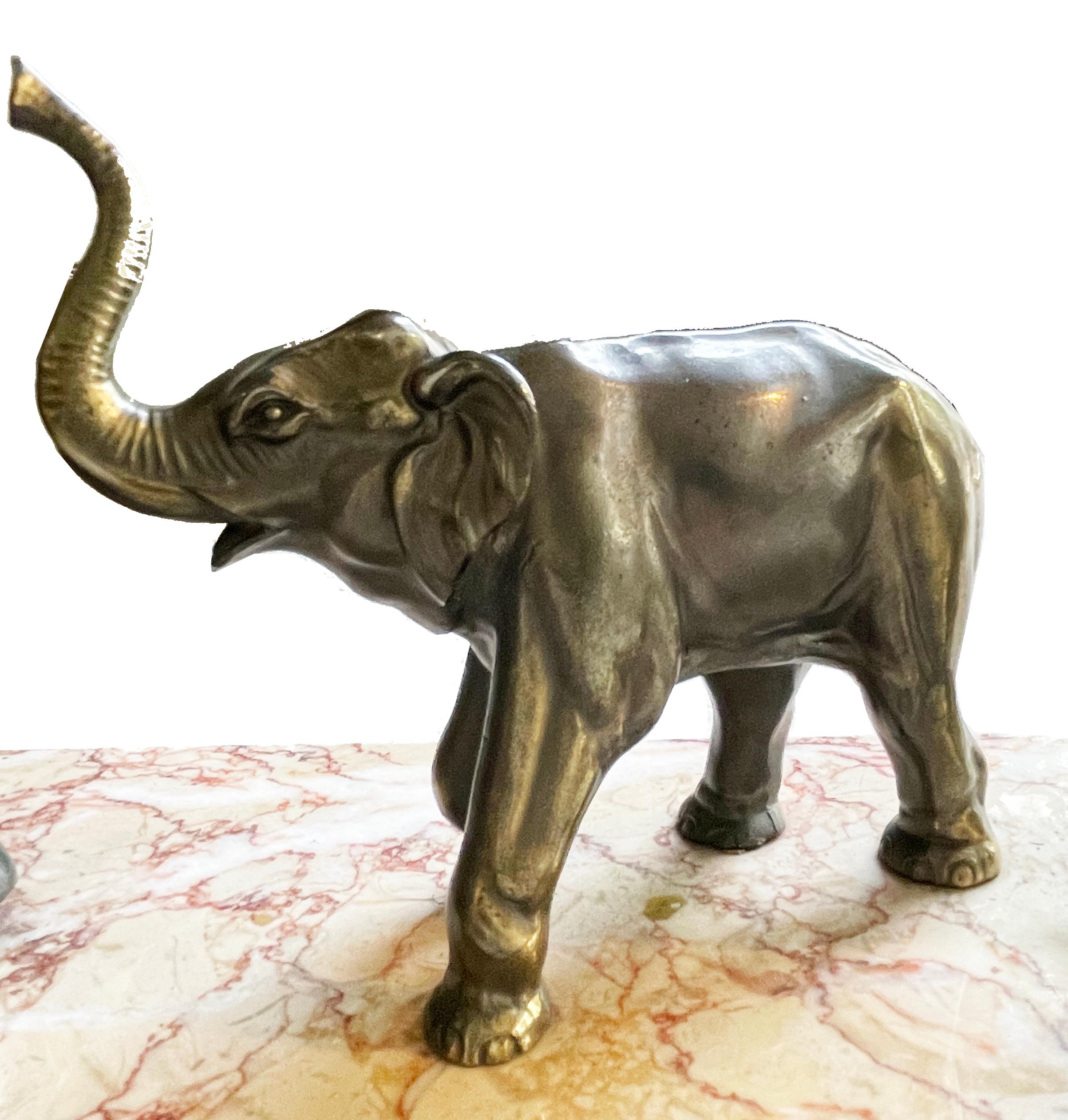 Européen Art Deco elephant group, bronze on marble en vente