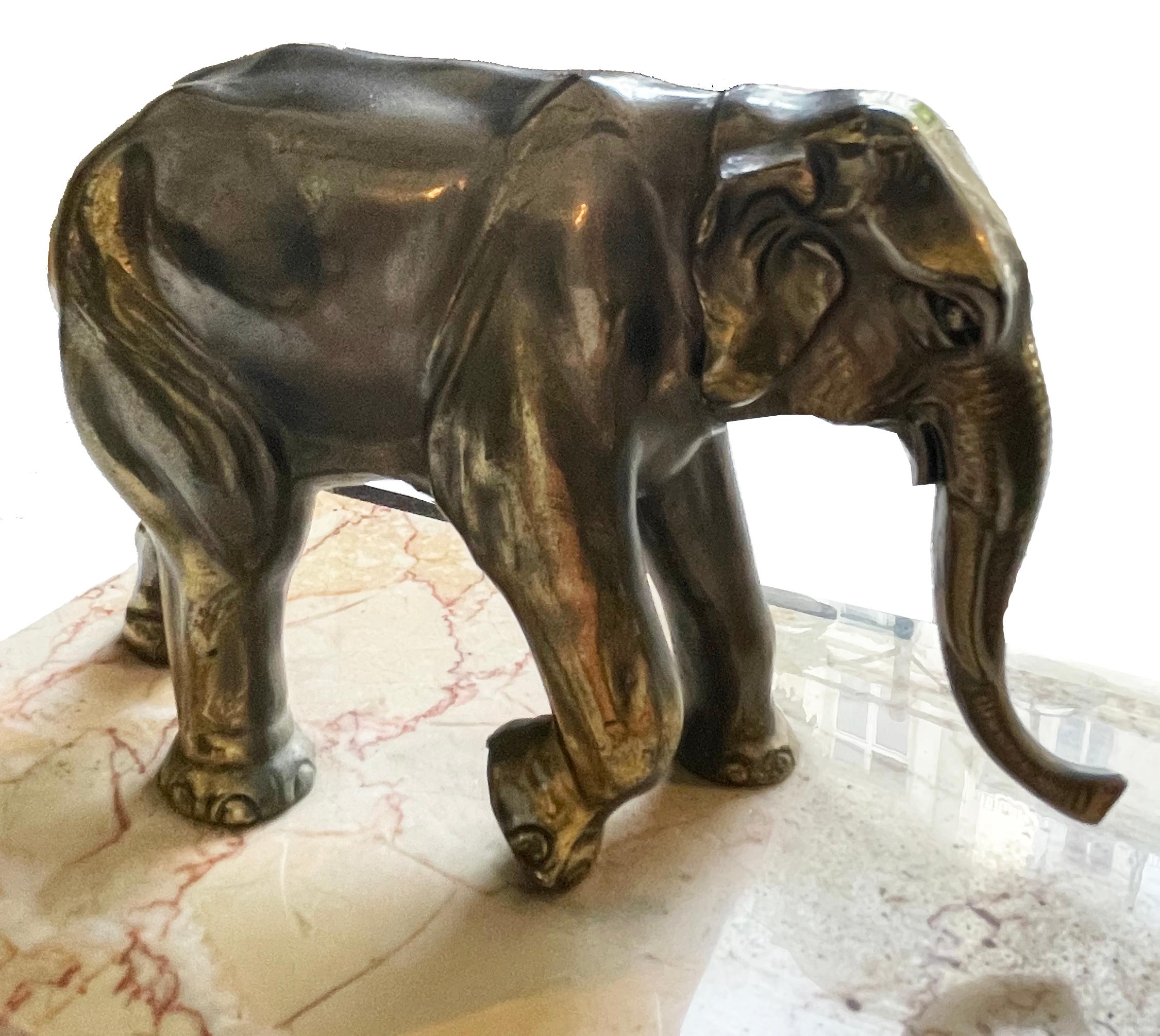 Milieu du XXe siècle Art Deco elephant group, bronze on marble en vente