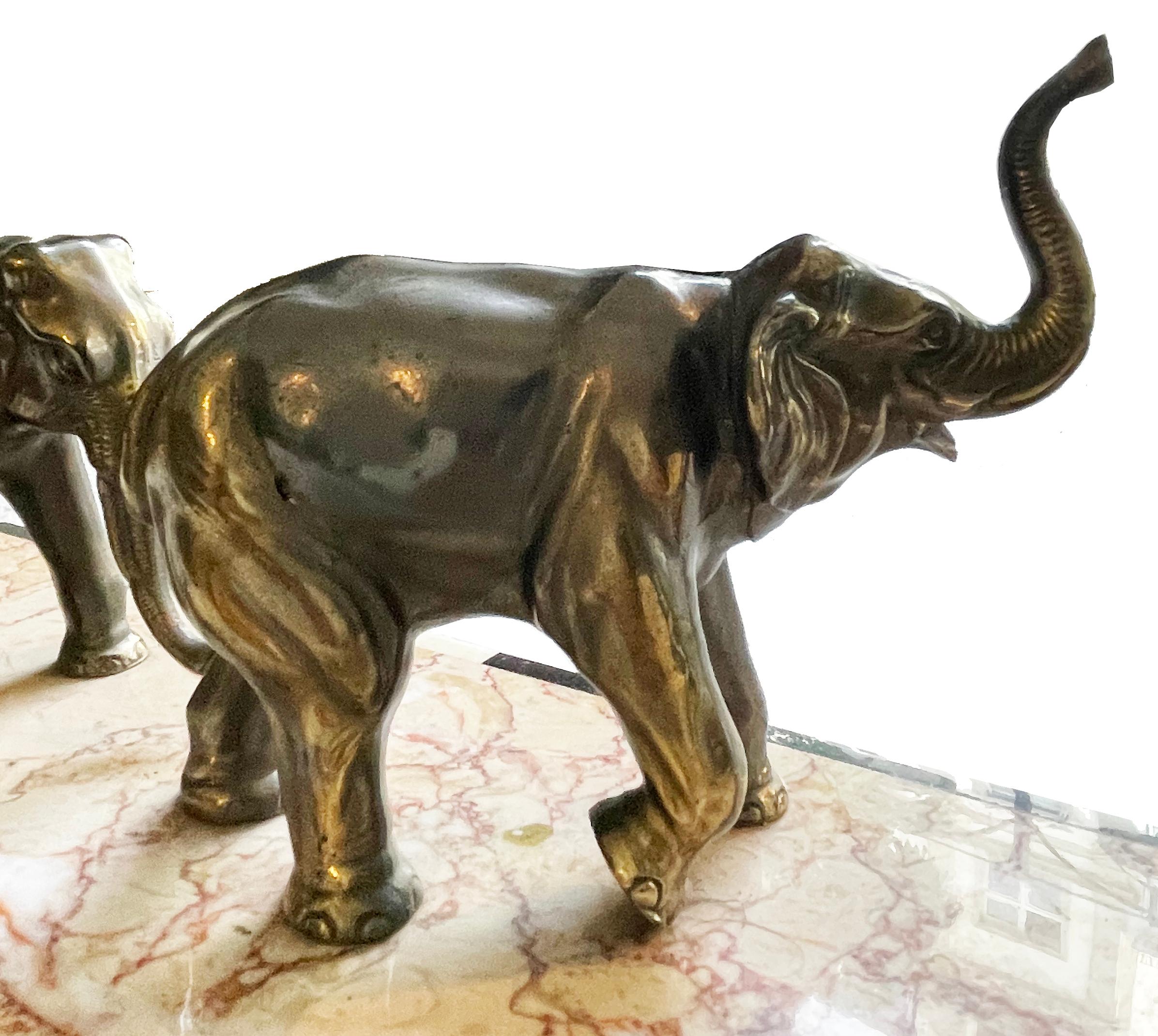 Bronze Art Deco elephant group, bronze on marble en vente