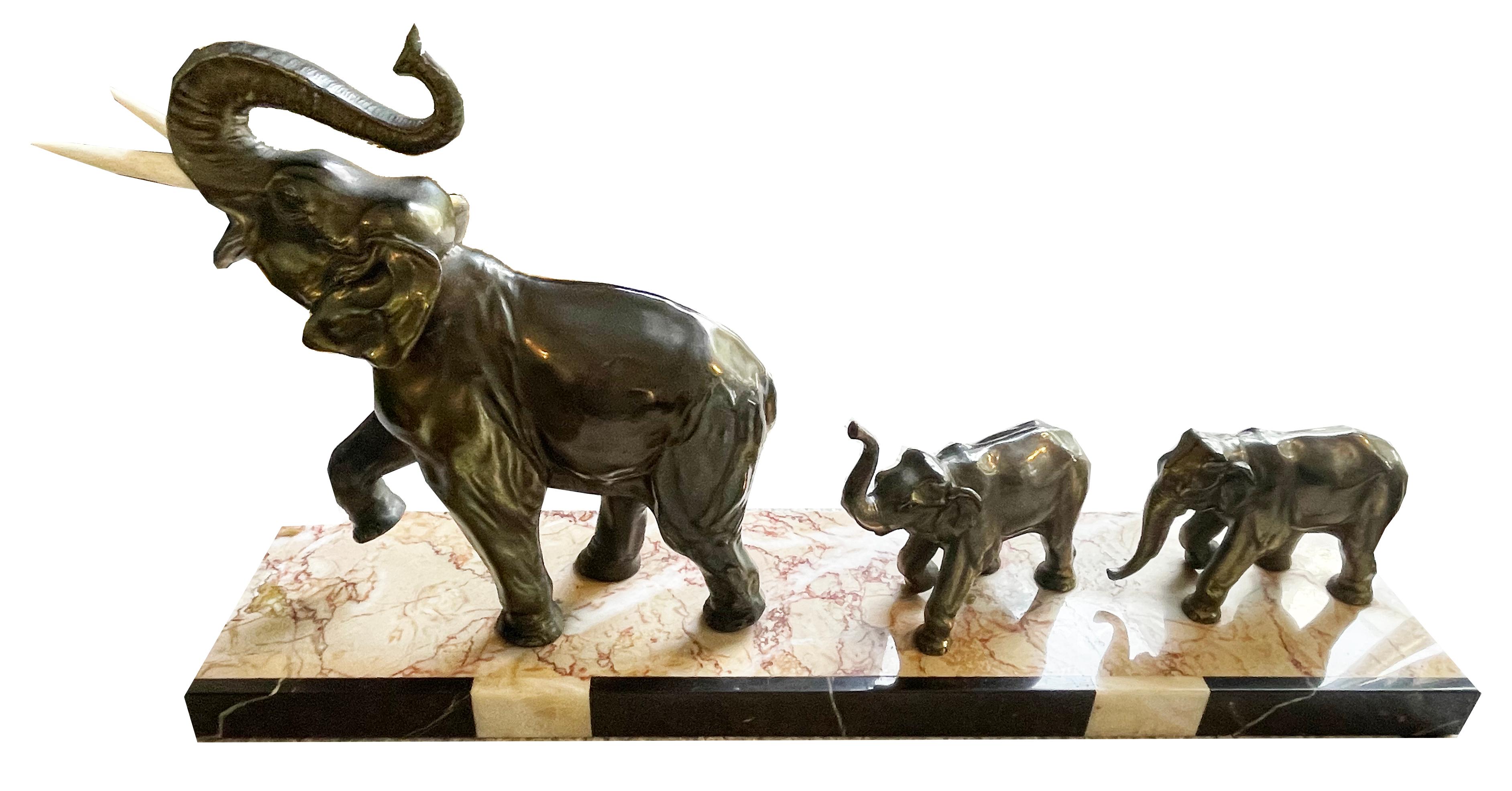 Art Deco elephant group, bronze on marble en vente 1