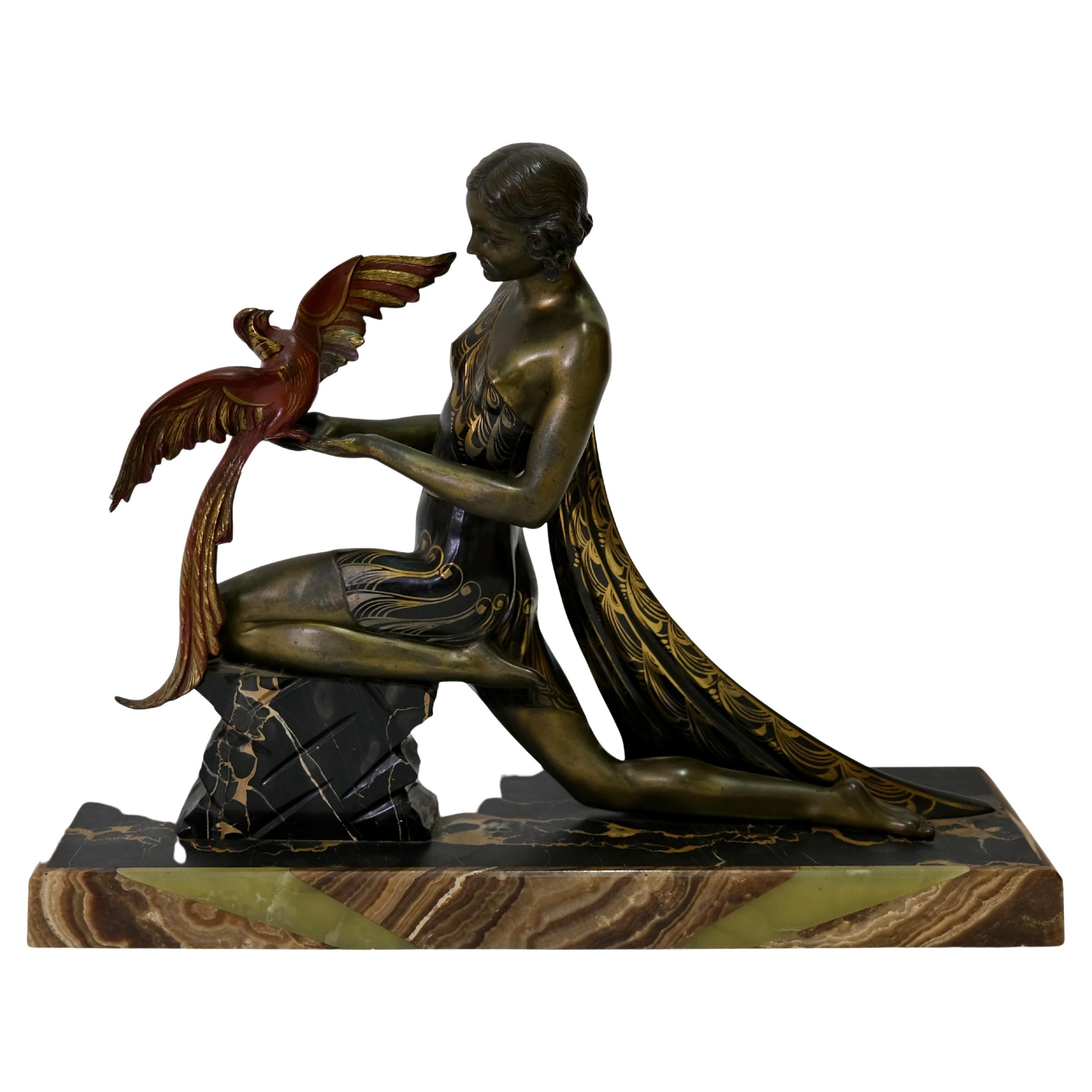 Sculpture Art Déco colorée de Jacques Limousin d'une fille avec un oiseau sur socle en marbre