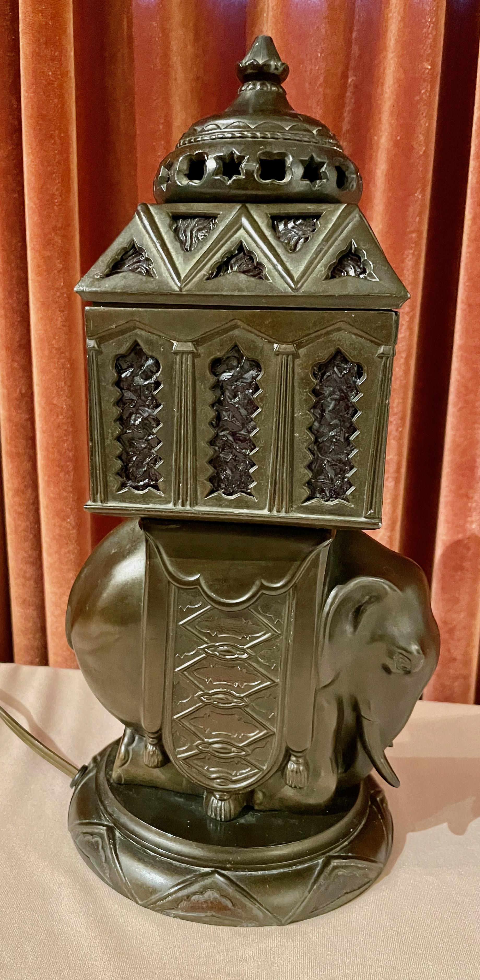 Art Deco Elefanten-Skulptur Lampe Französisch 1930, patiniert Kunst Metall mit antiken roten Glas-Inlay. Hervorragend erhaltene Stimmungslampe mit detailliert geprägten Metallmustern, die sowohl indische als auch nahöstliche Motive darstellen. Das