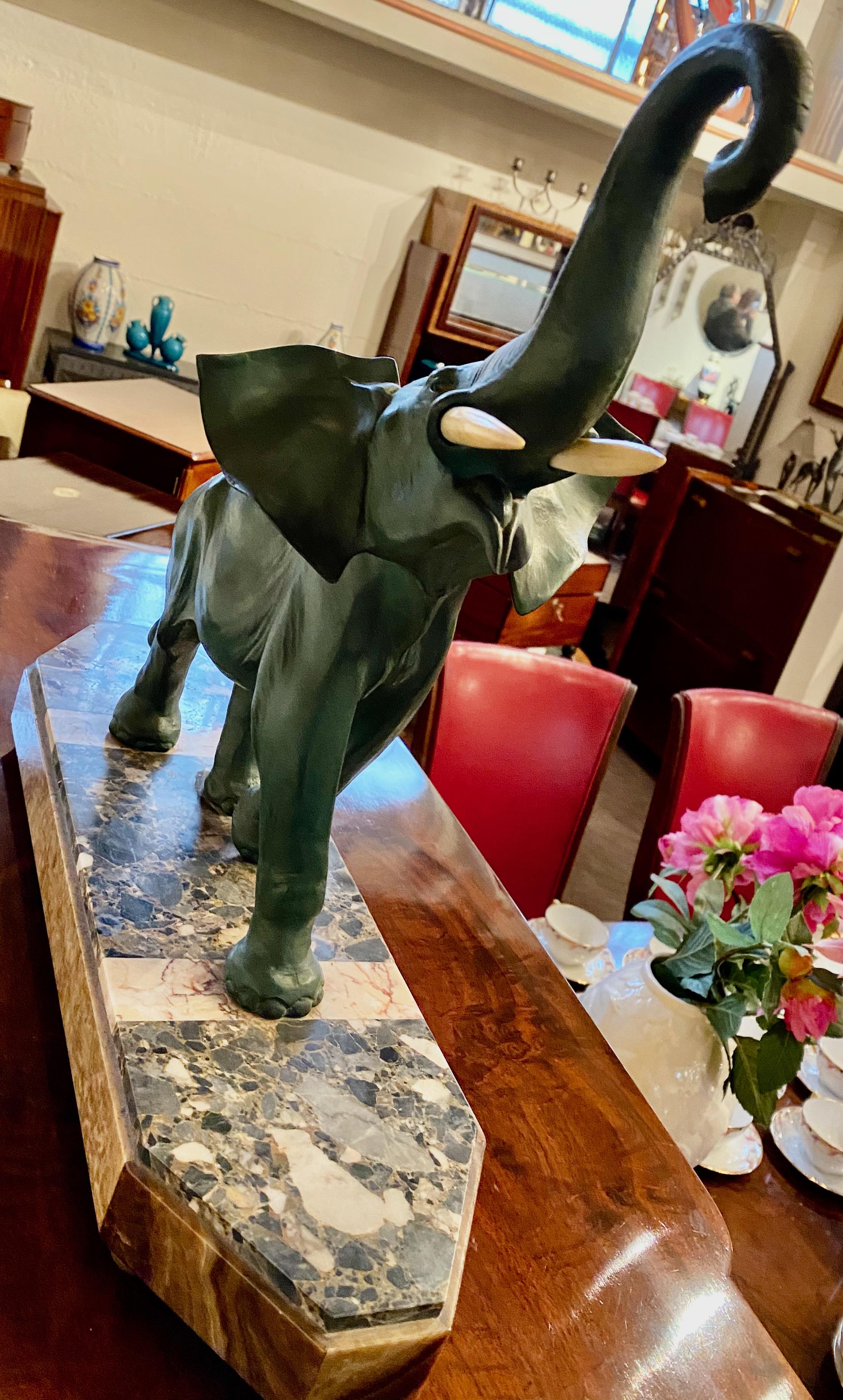 Français Sculpture d'éléphant Art Déco sur socle en marbre en vente