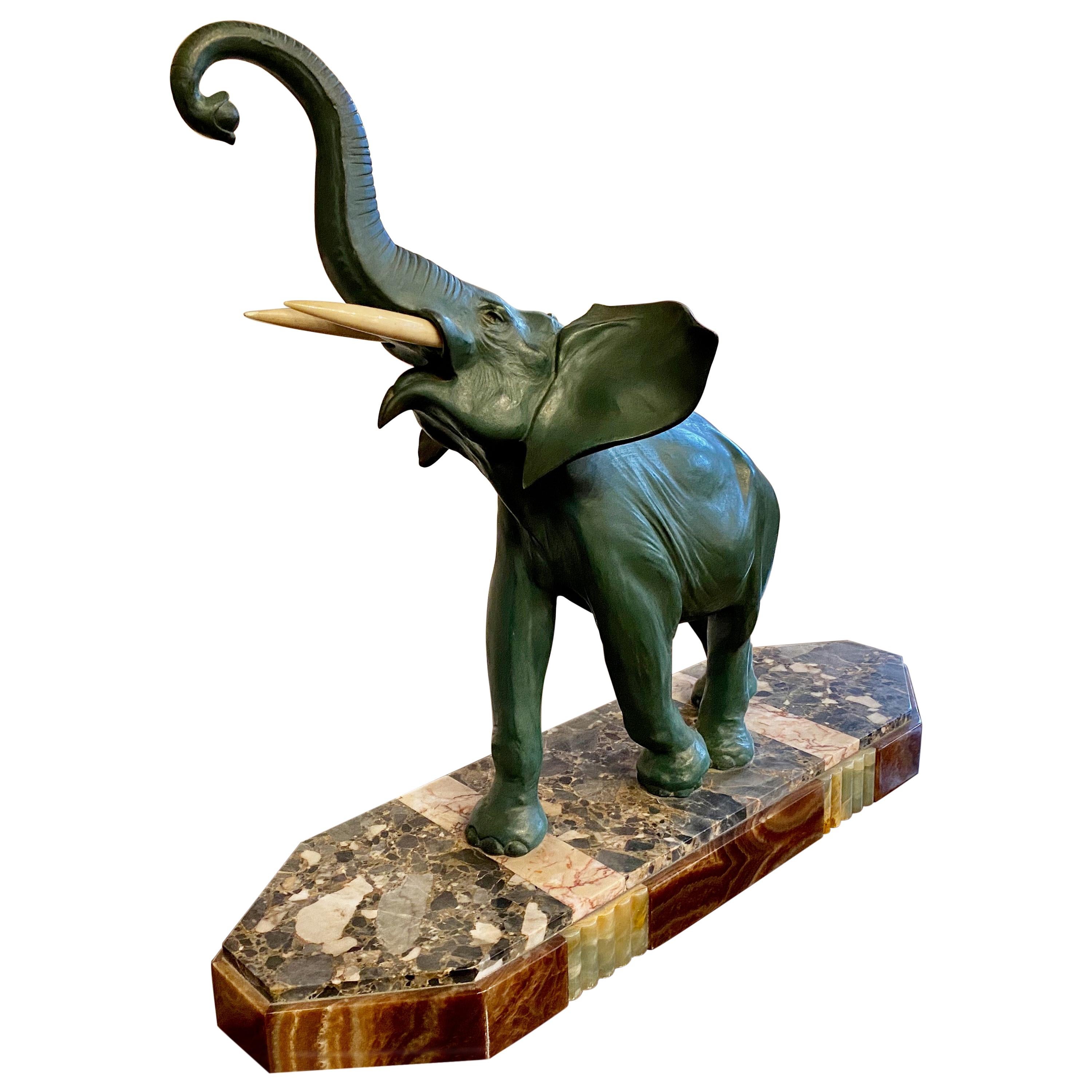 Sculpture d'éléphant Art Déco sur socle en marbre en vente