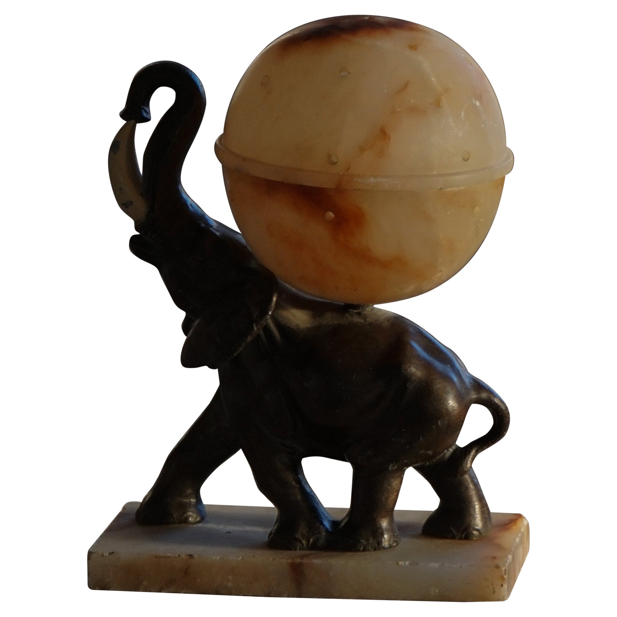 Art déco, lampe de table éléphant avec globe en albâtre, début du 20e siècle, années 1930 en vente
