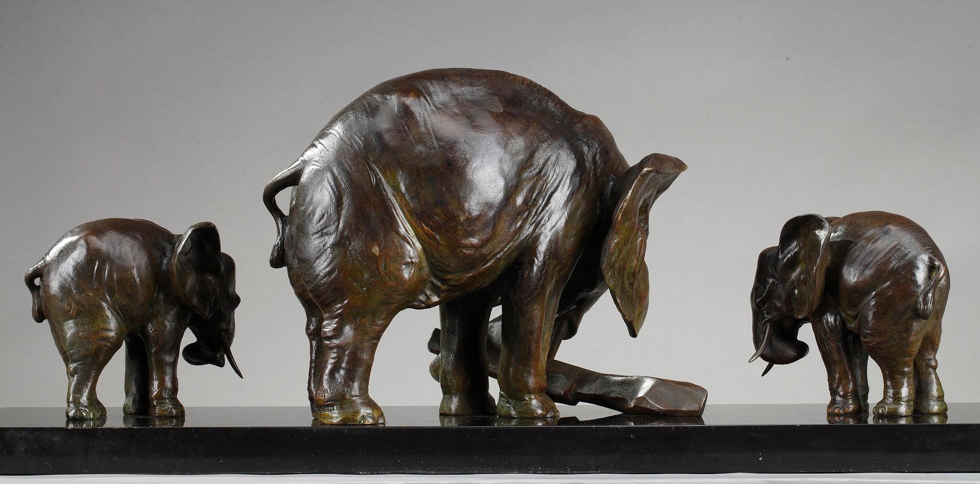 Art Deco Elephant with Its Two Baby Elephants by Ulisse Caputo For Sale 4