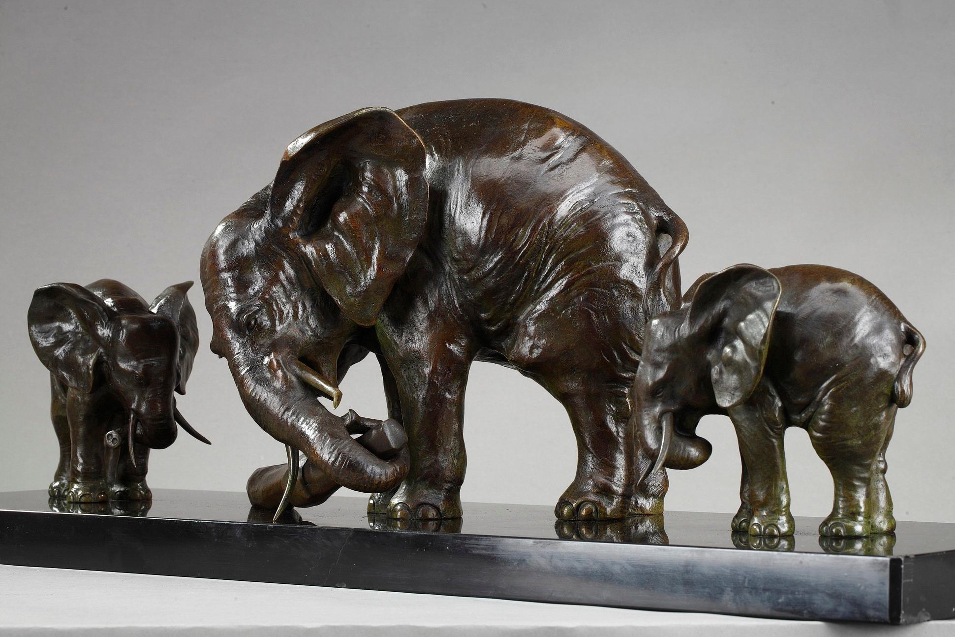 Éléphant Art Déco avec ses deux bébés éléphants par Ulisse Caputo en vente 6
