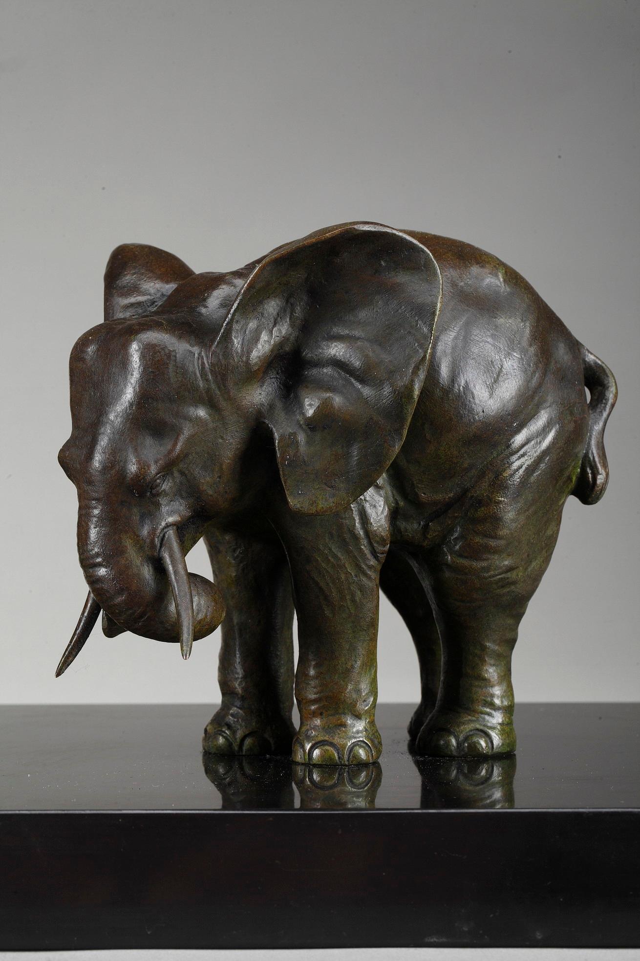 Patiné Éléphant Art Déco avec ses deux bébés éléphants par Ulisse Caputo en vente