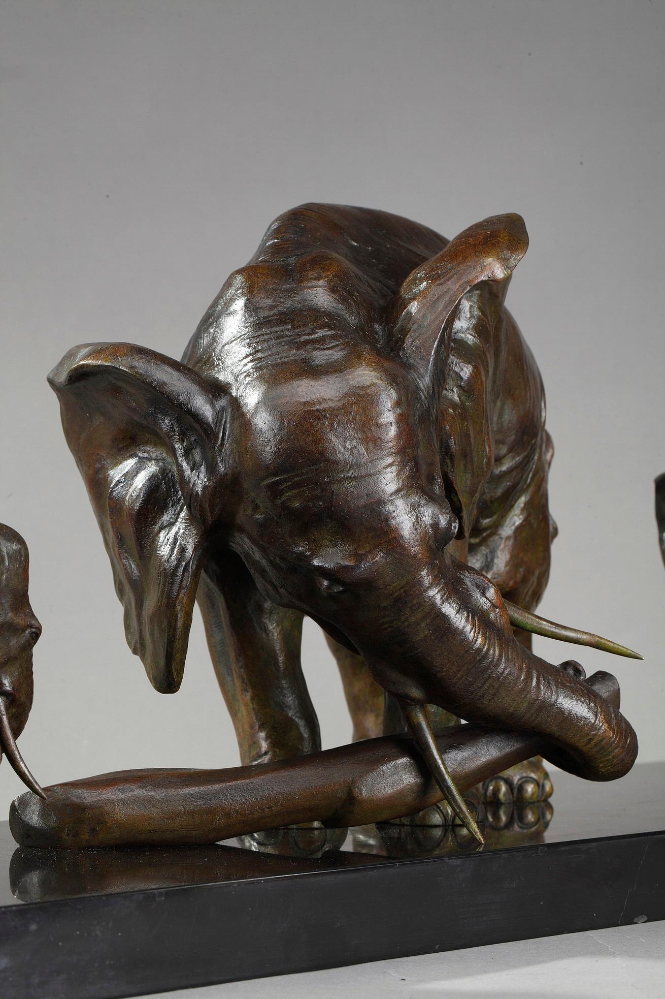 Éléphant Art Déco avec ses deux bébés éléphants par Ulisse Caputo en vente 1